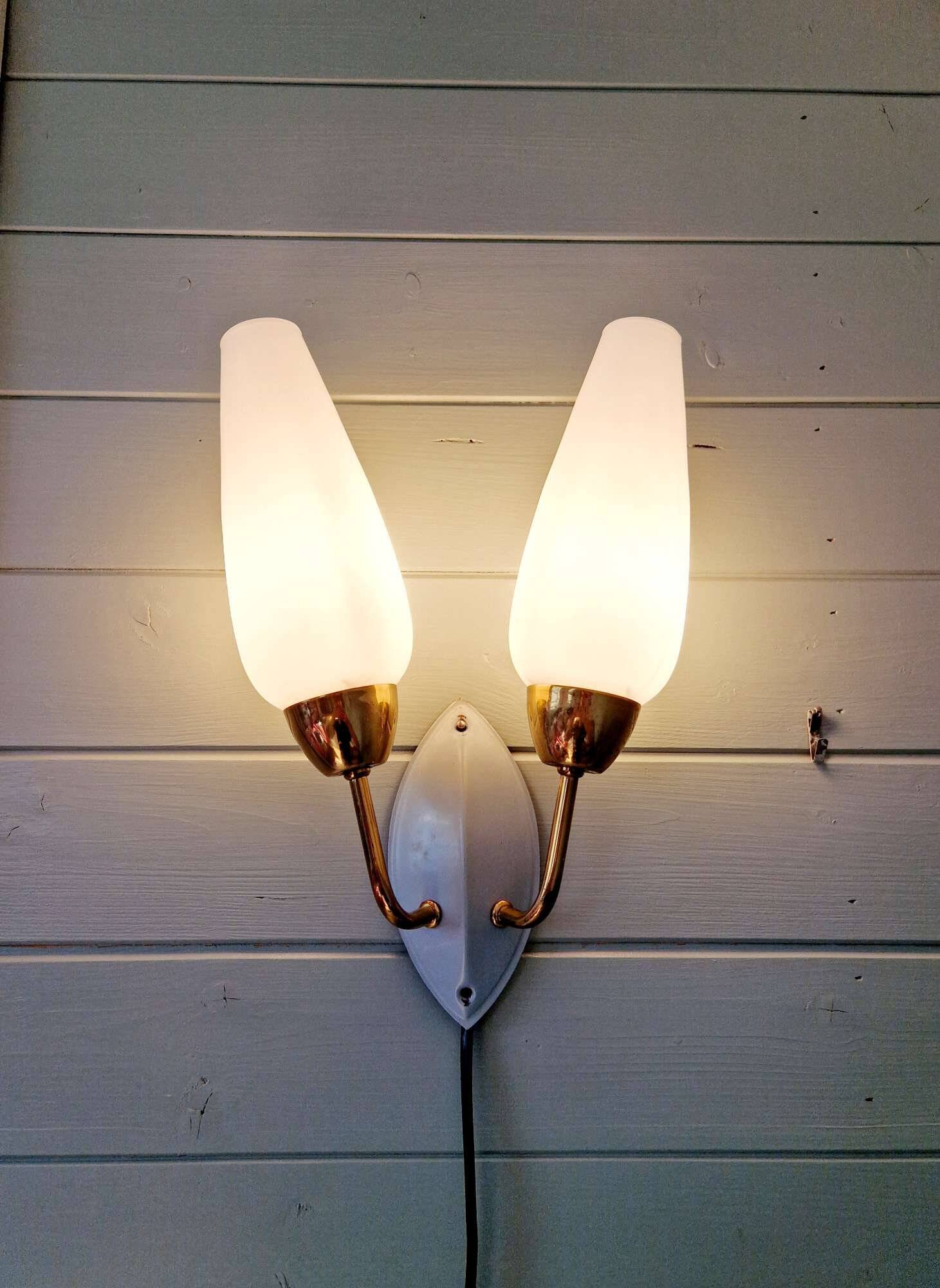 Applique murale double vintage en laiton et opaline blanche, années 1950-60