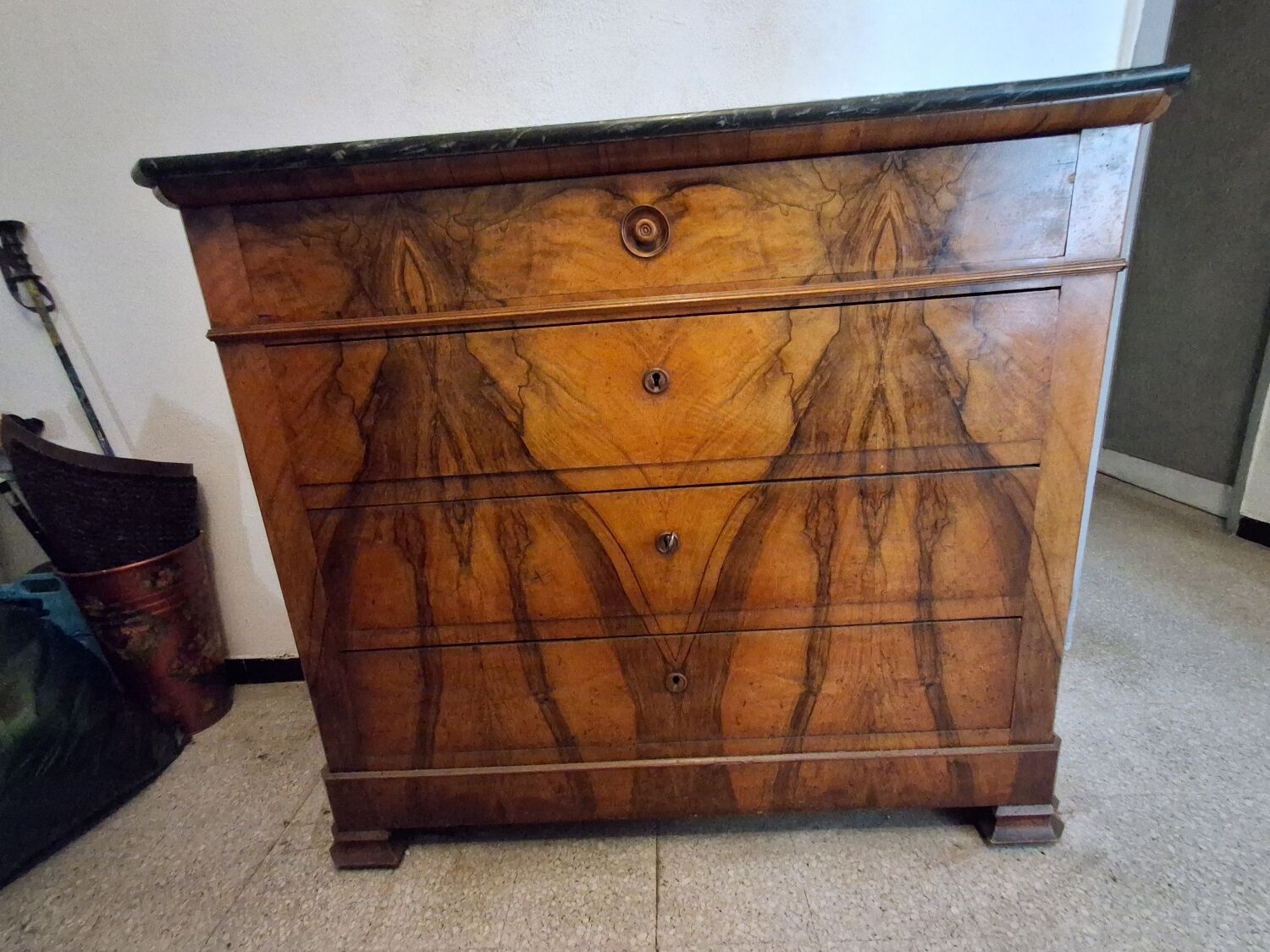 Commode en ronce de noyer