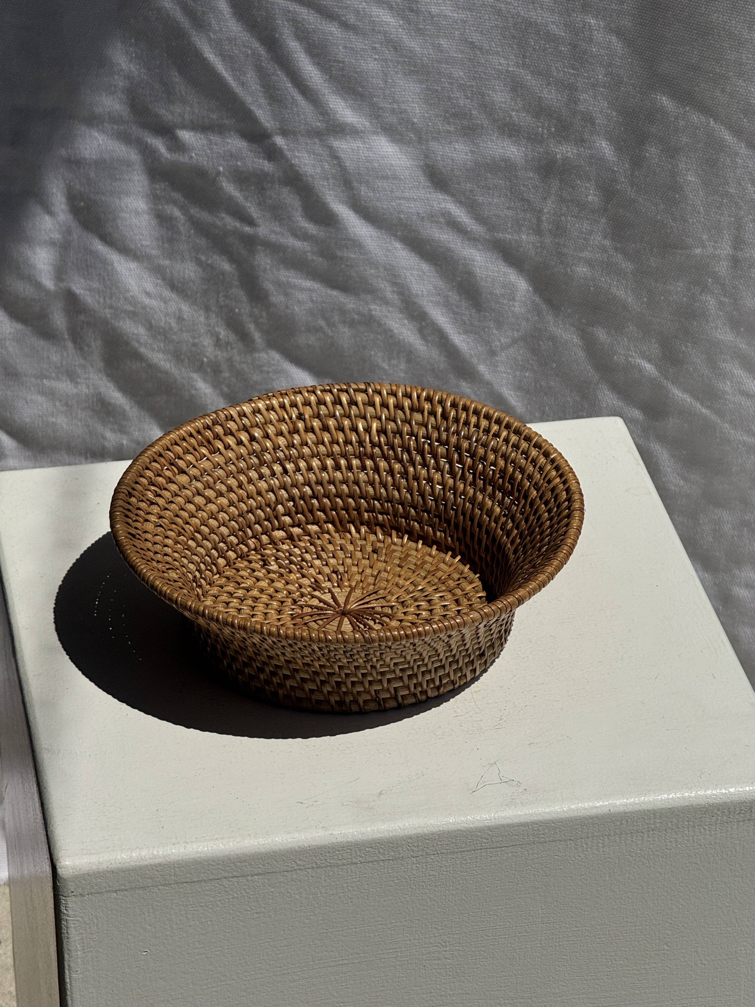 Small flared bowl made of woven Indonesian rattan D20 H6