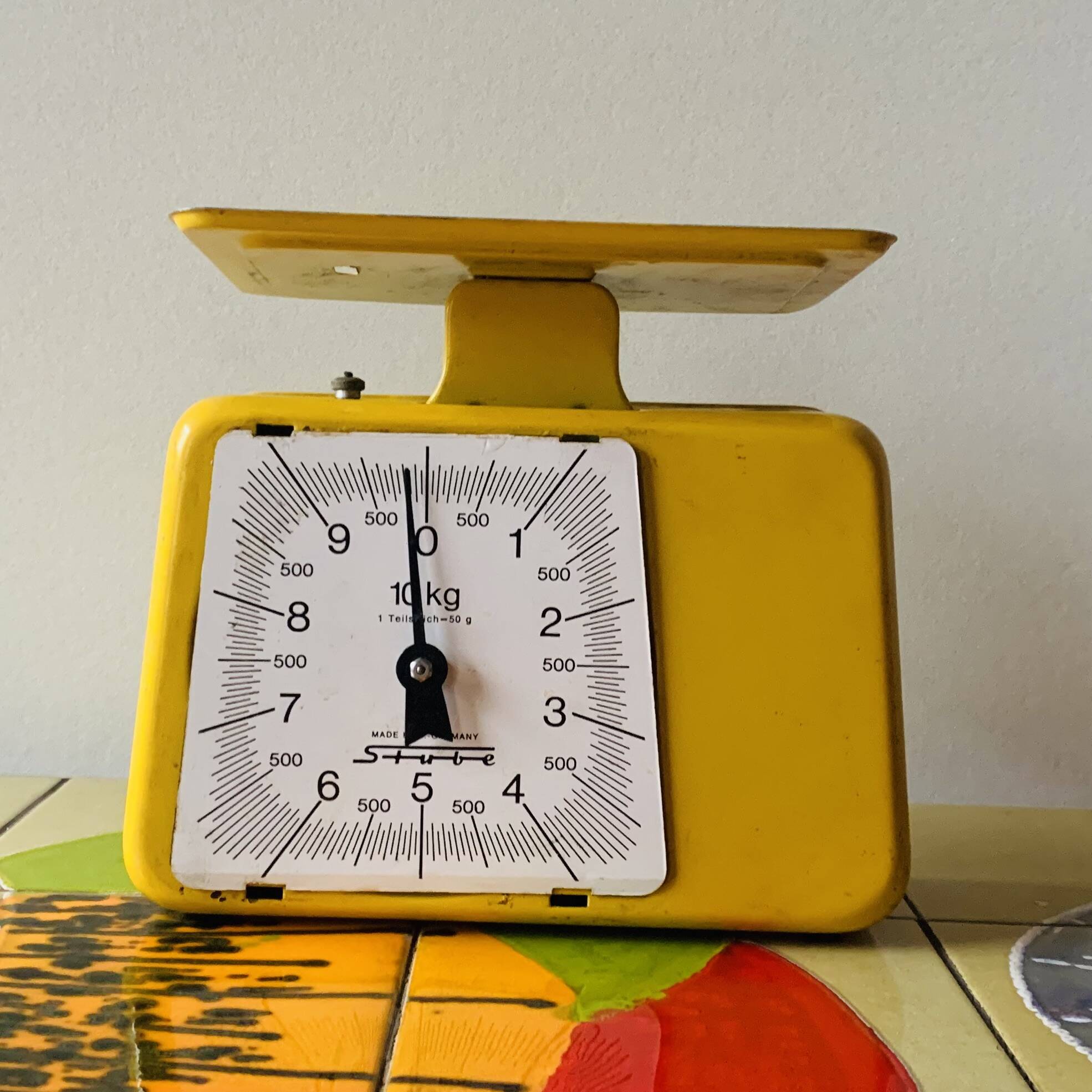 Stube - old household scale in yellow enameled metal - force 10