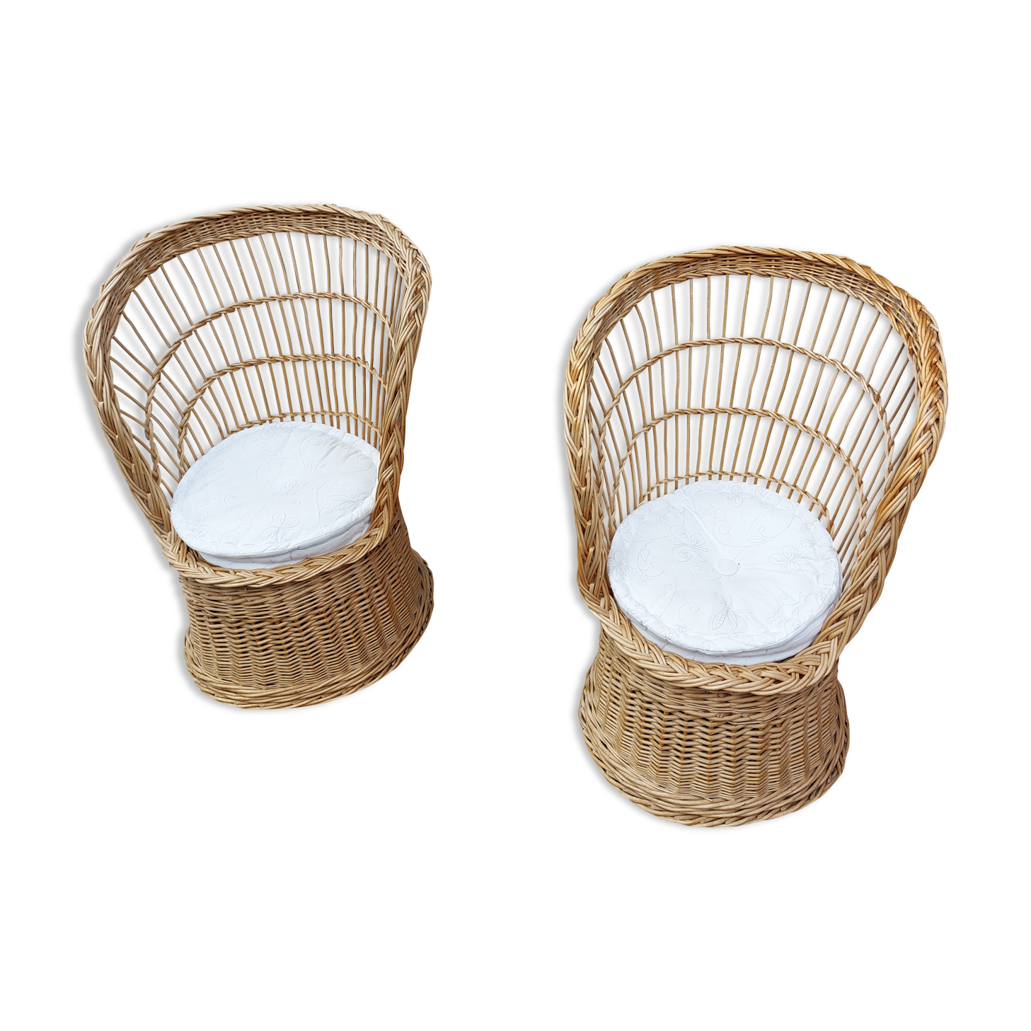 Paire de fauteuils bas en rotin