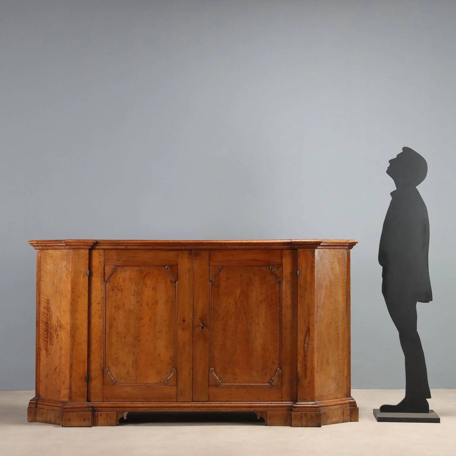 Ancient baroque buffet in walnut, Italy, 18th century