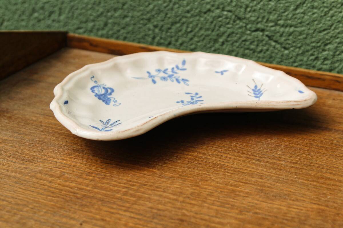 Martres Tolosane earthenware beard dish, 19th century