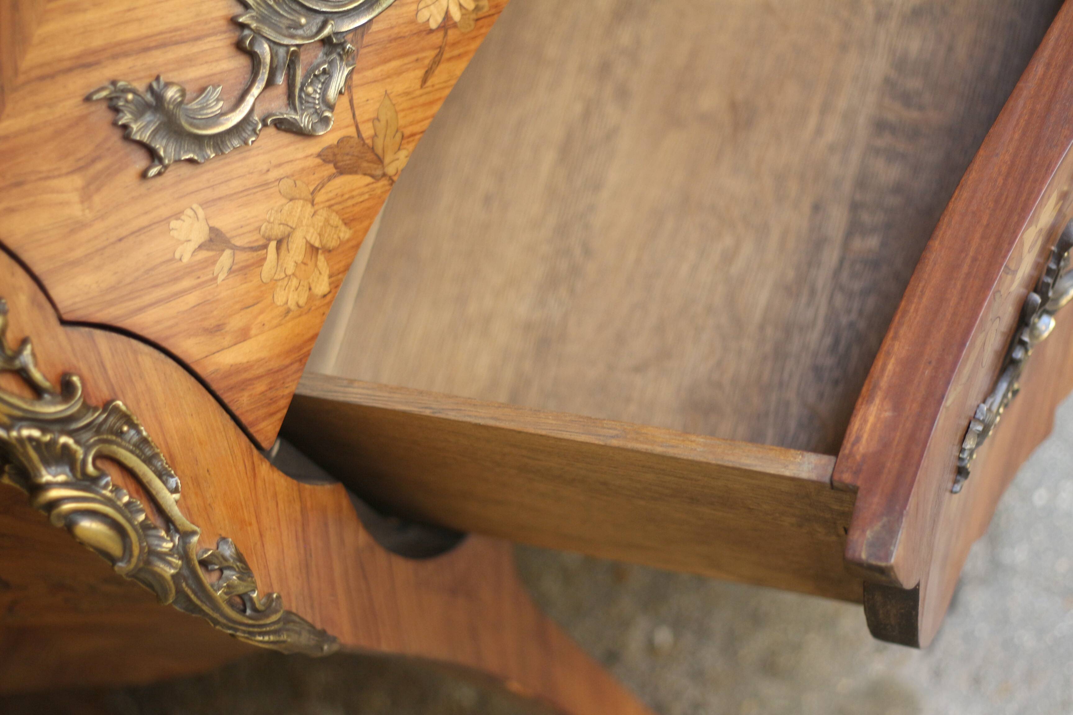 Louis XV style curved chest of drawers of very fine craftsmanship (Faubourg work)