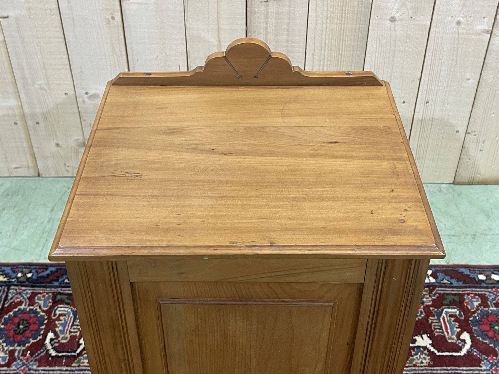 English bedside table in satin wood from the 1930s.