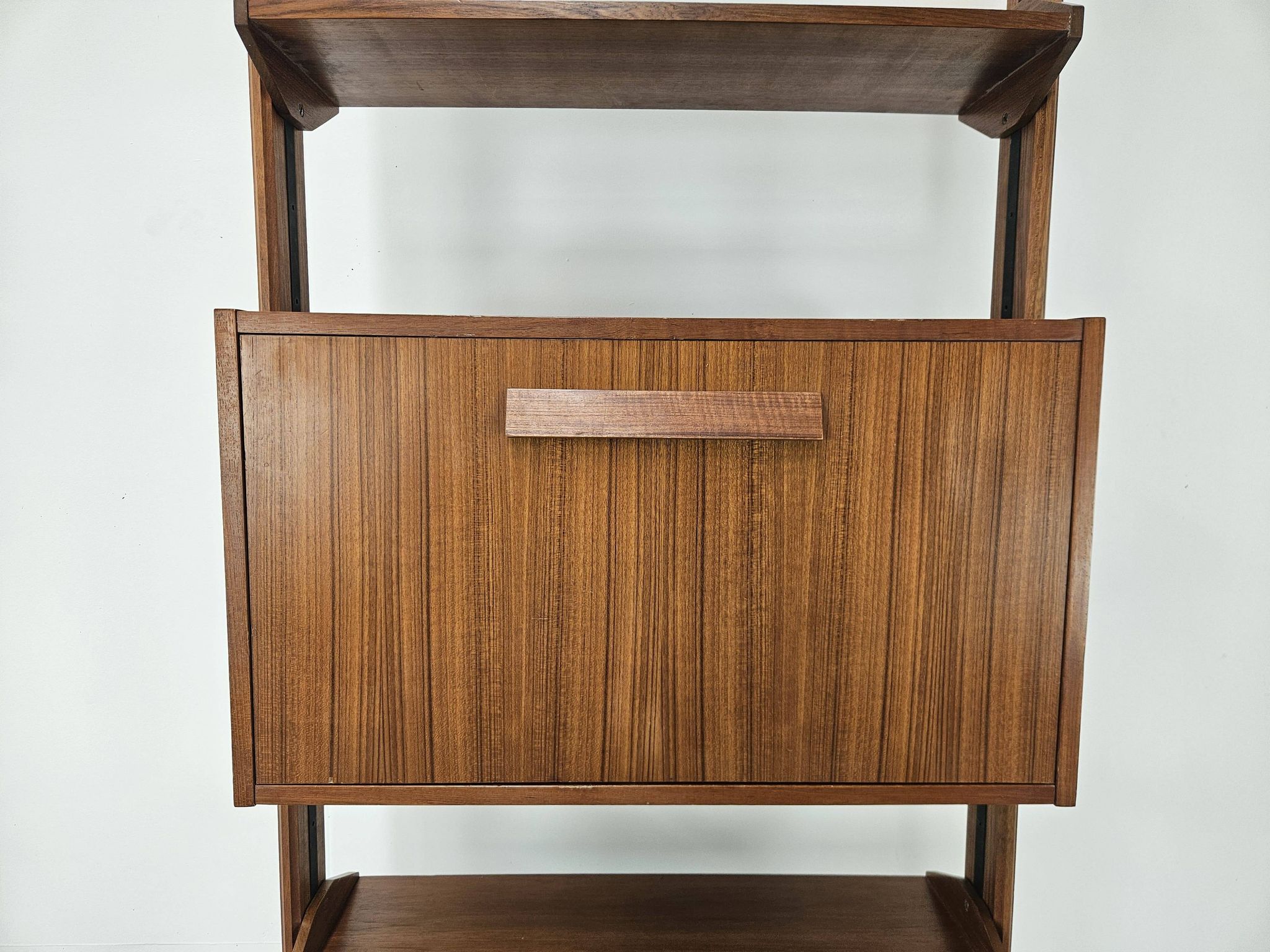 1960s teak floor/sky bookcase with shelves and compartment