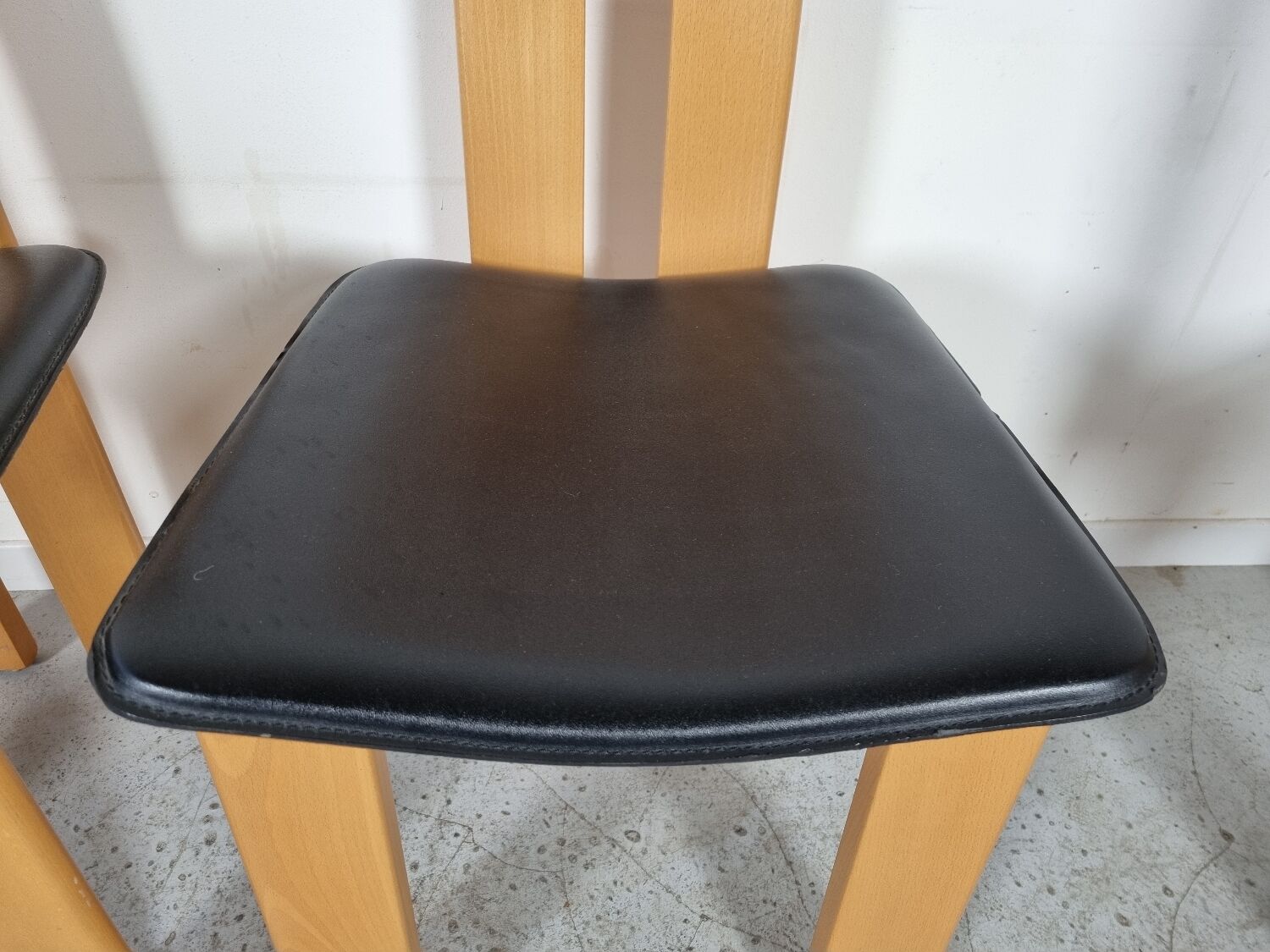 4 chaises  en cuir et bois , années 80