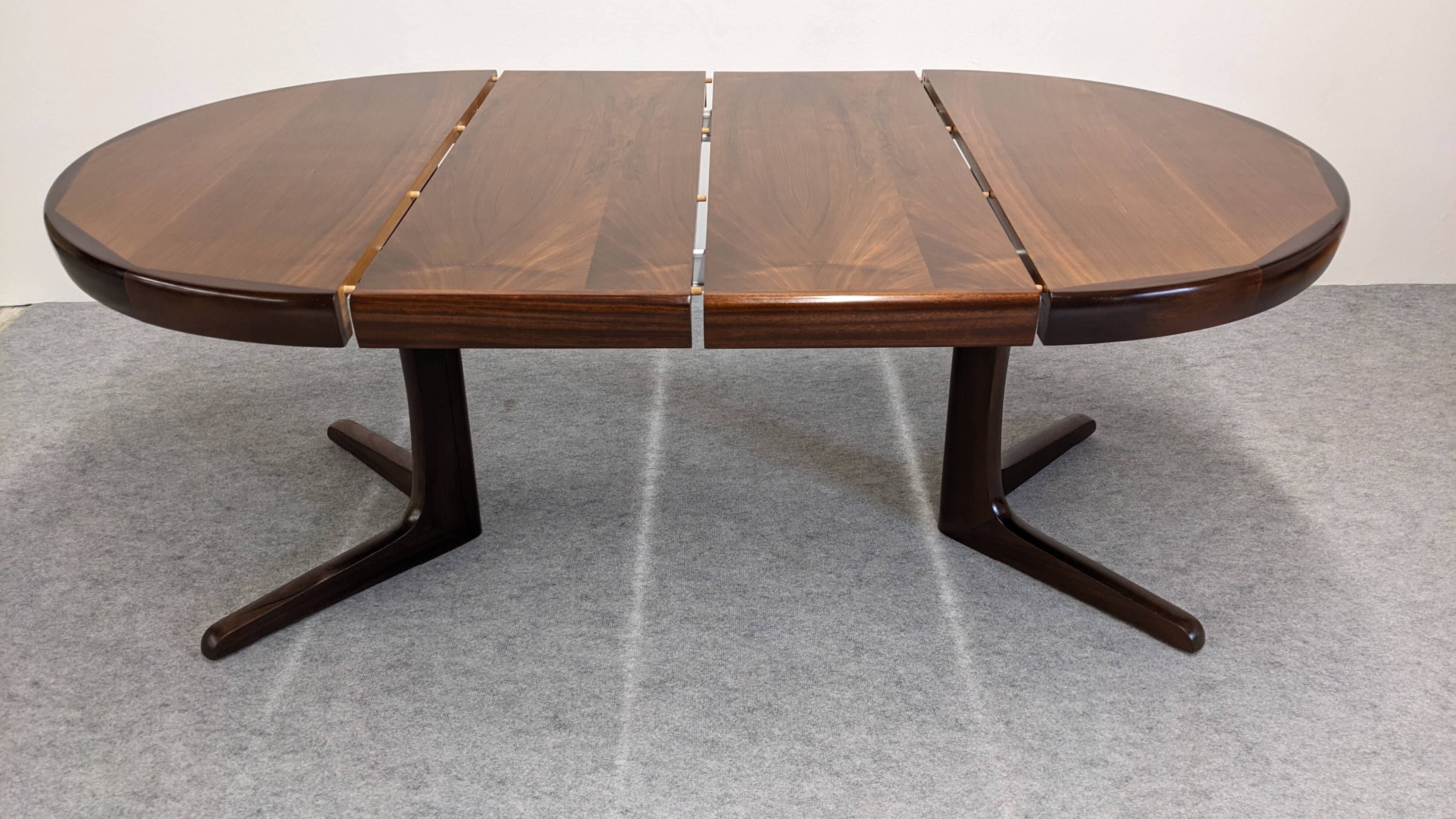 Baumann extendable dining room round table, France circa 1970.
