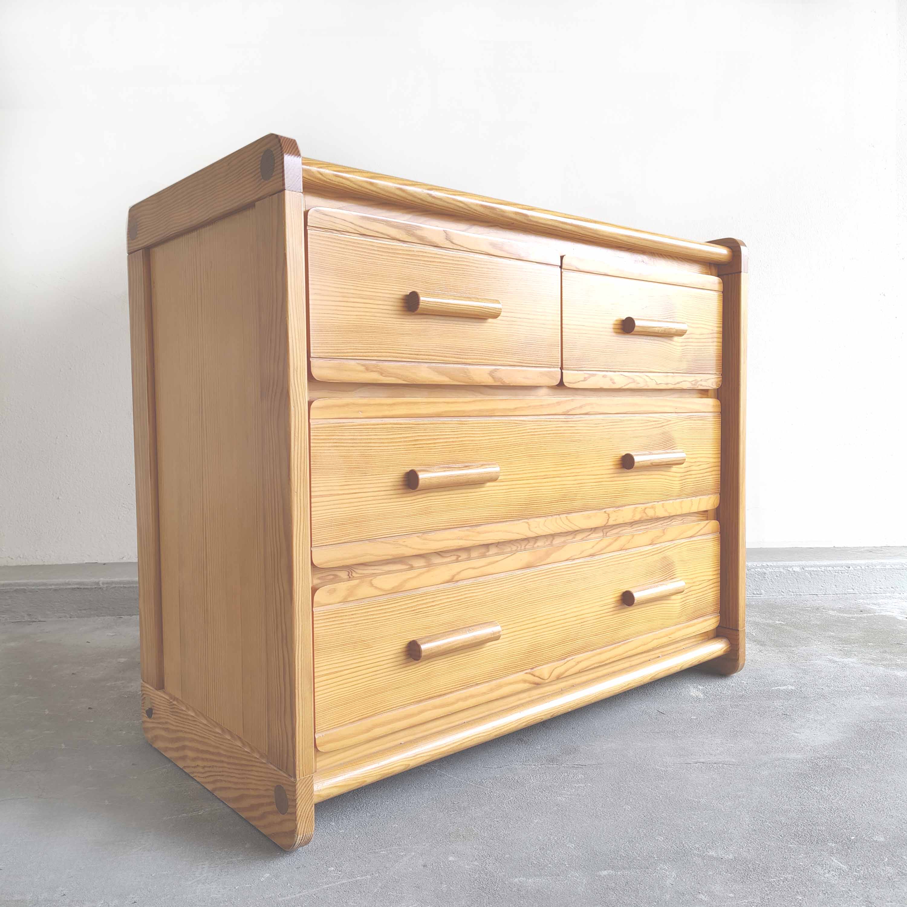 Vintage pine chest of drawers