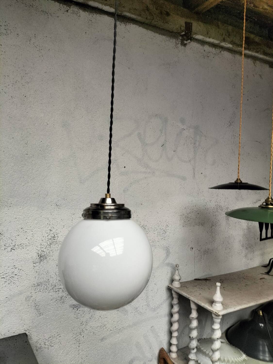 Opaline ball suspension