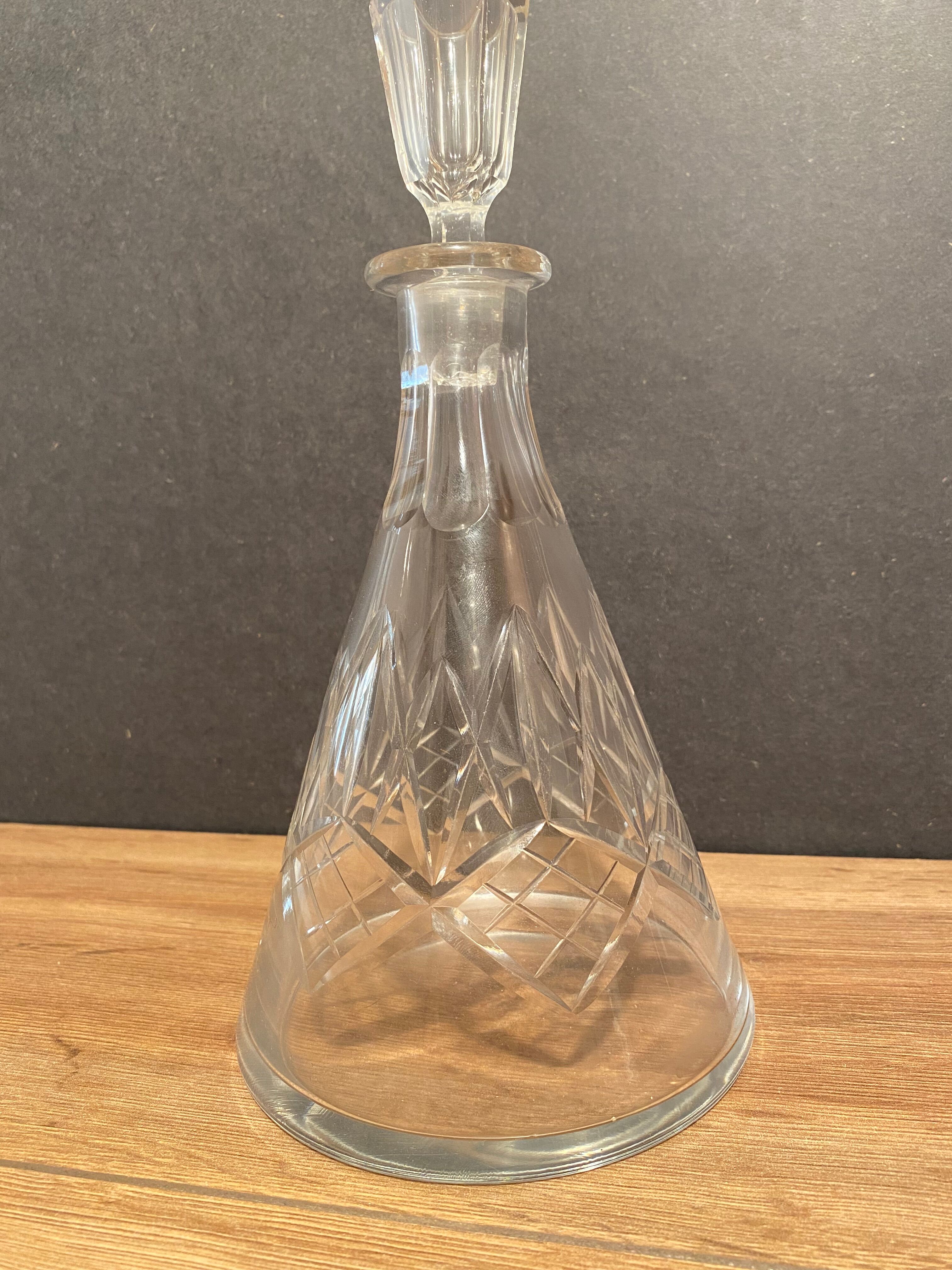 Piriform carafe in cut crystal