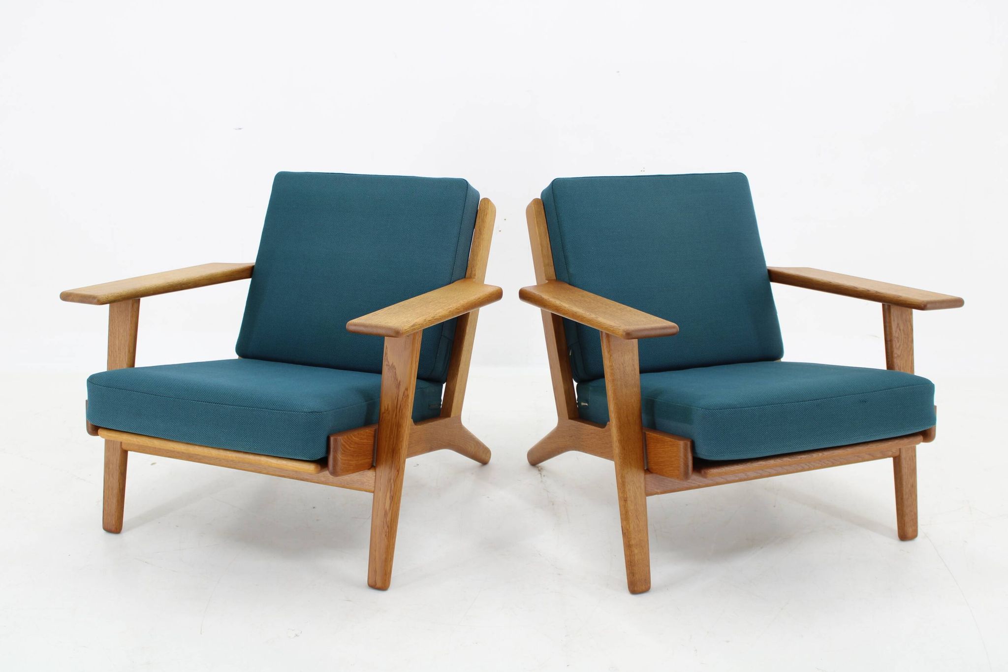 1960s Hans J. Wegner Pair of GE 290 Armchairs in Oak for Getama, Denmark