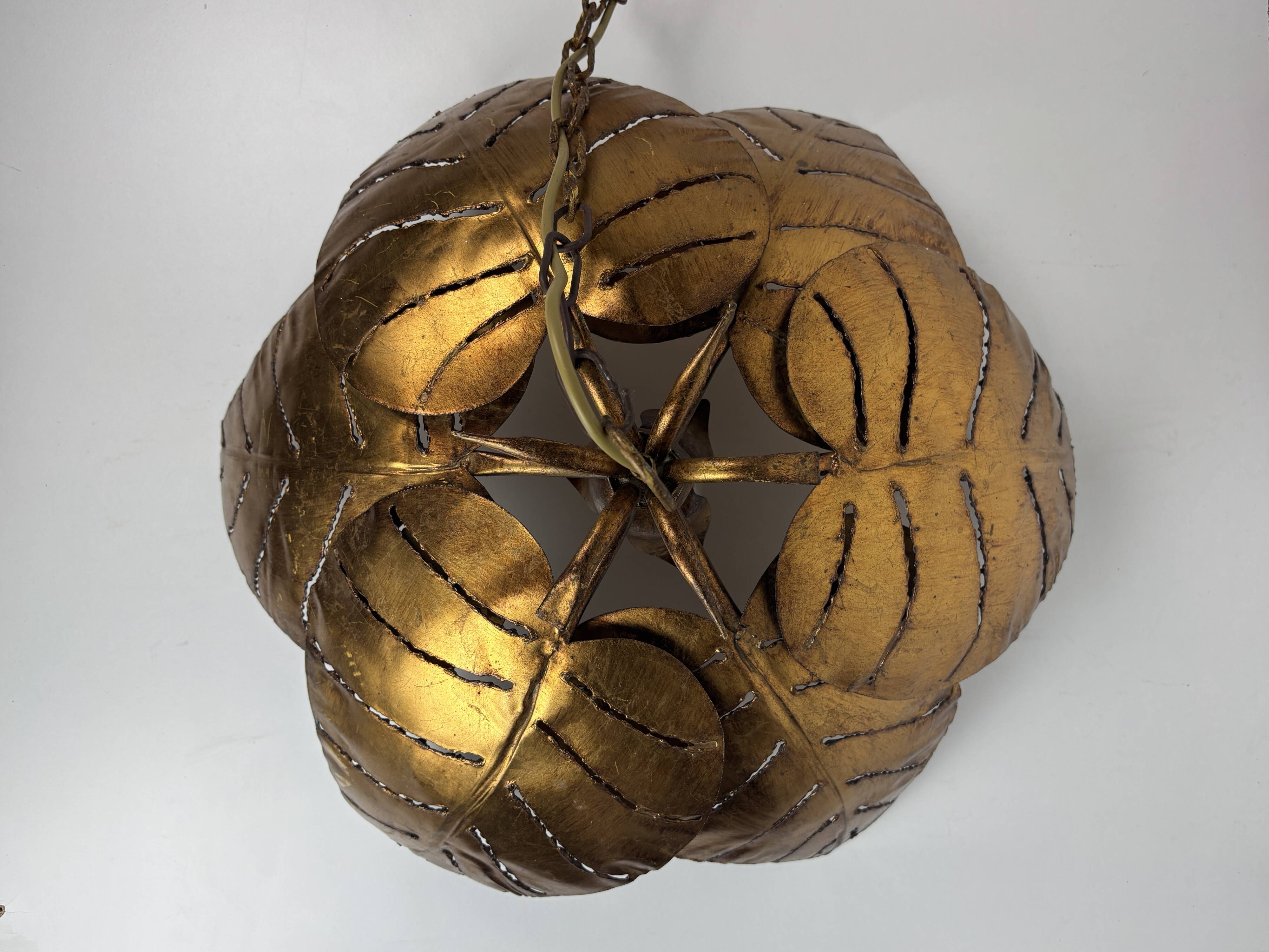 Suspension feuille de palmier en métal doré du milieu du siècle