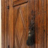 Armoire belge à une porte sculptée à la main du XVIe siècle en chêne massif