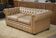 Canapé Chesterfield en cuir beige fabriqué à la main en Angleterre