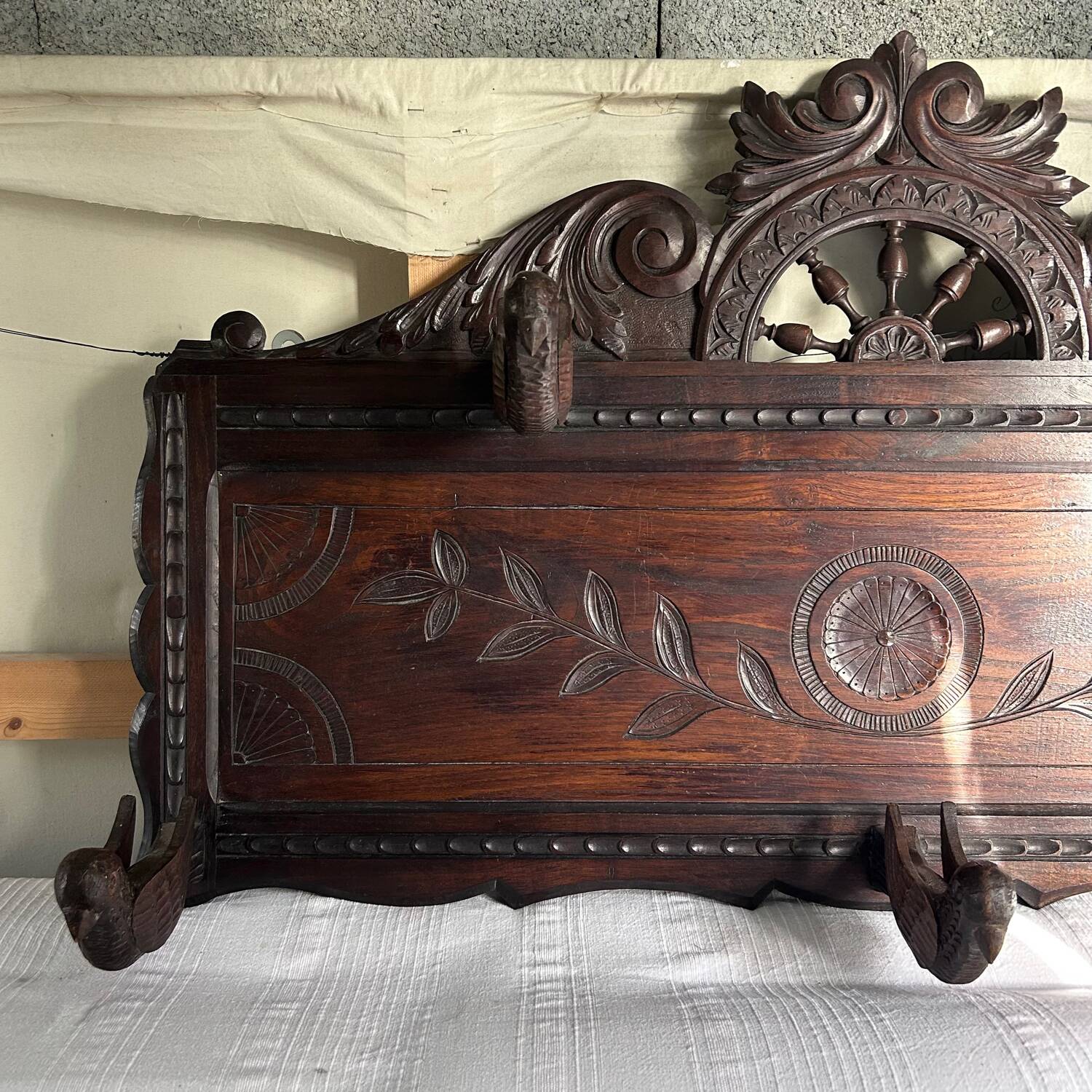 Breton panel with 5 hooks and carved birds