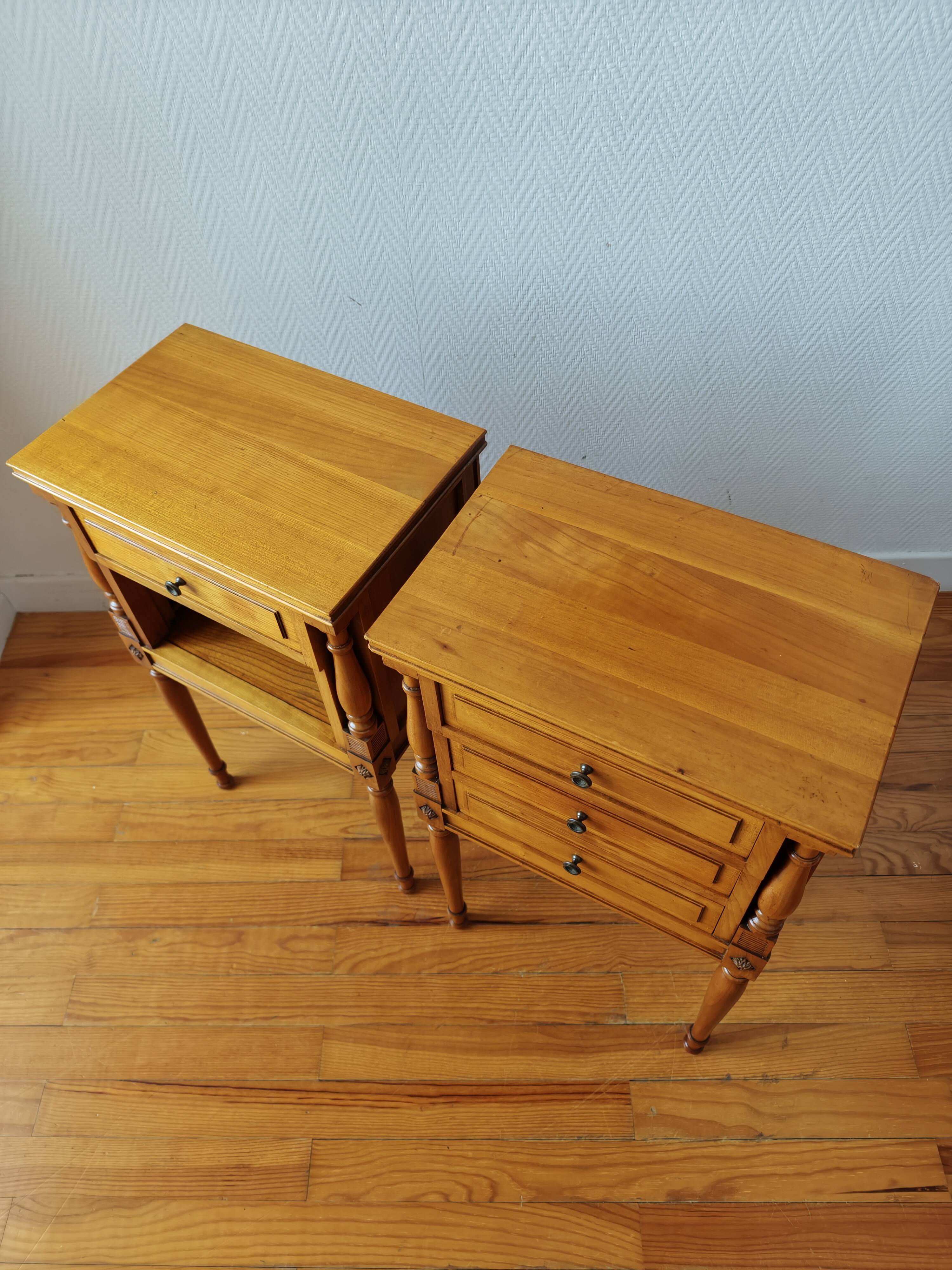 Paire de tables chevet françaises de style Louis XVI
