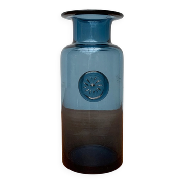 Vase en verre bleu vintage avec ornement de sceau