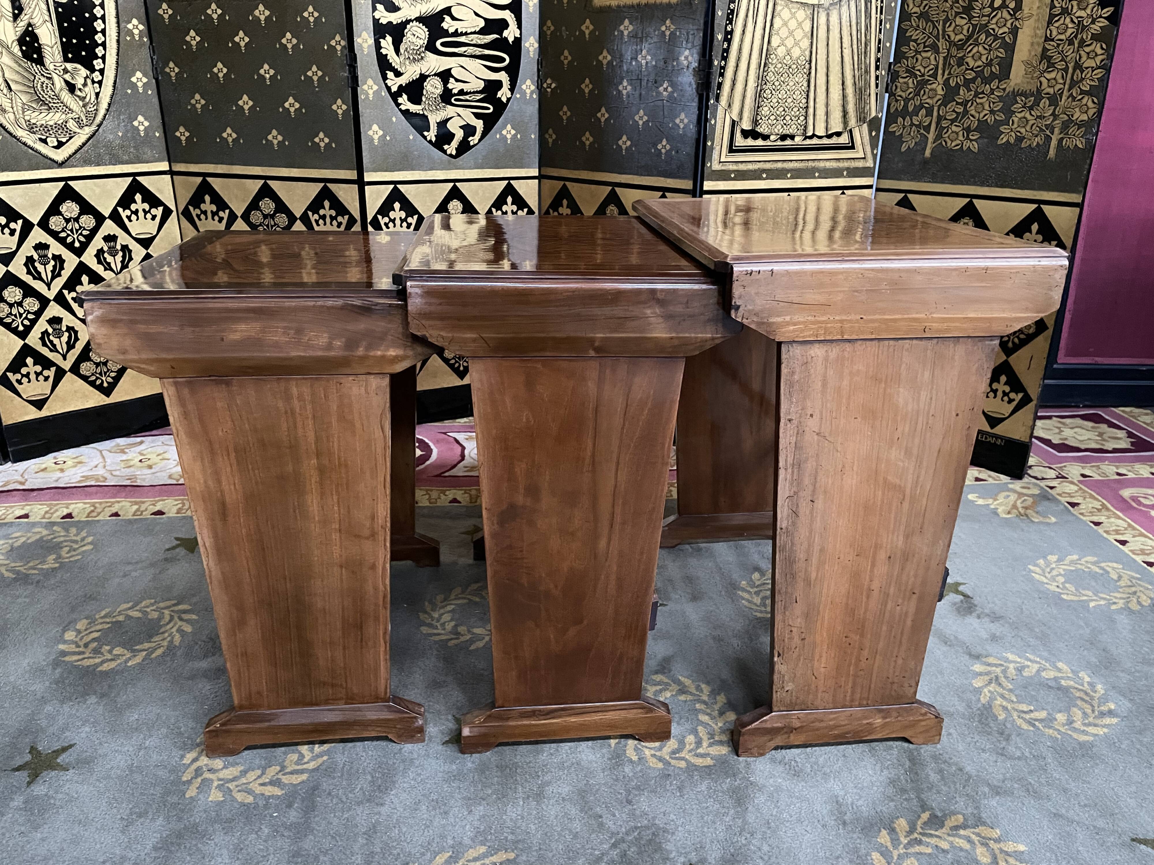 Pull-out tables Art Deco era