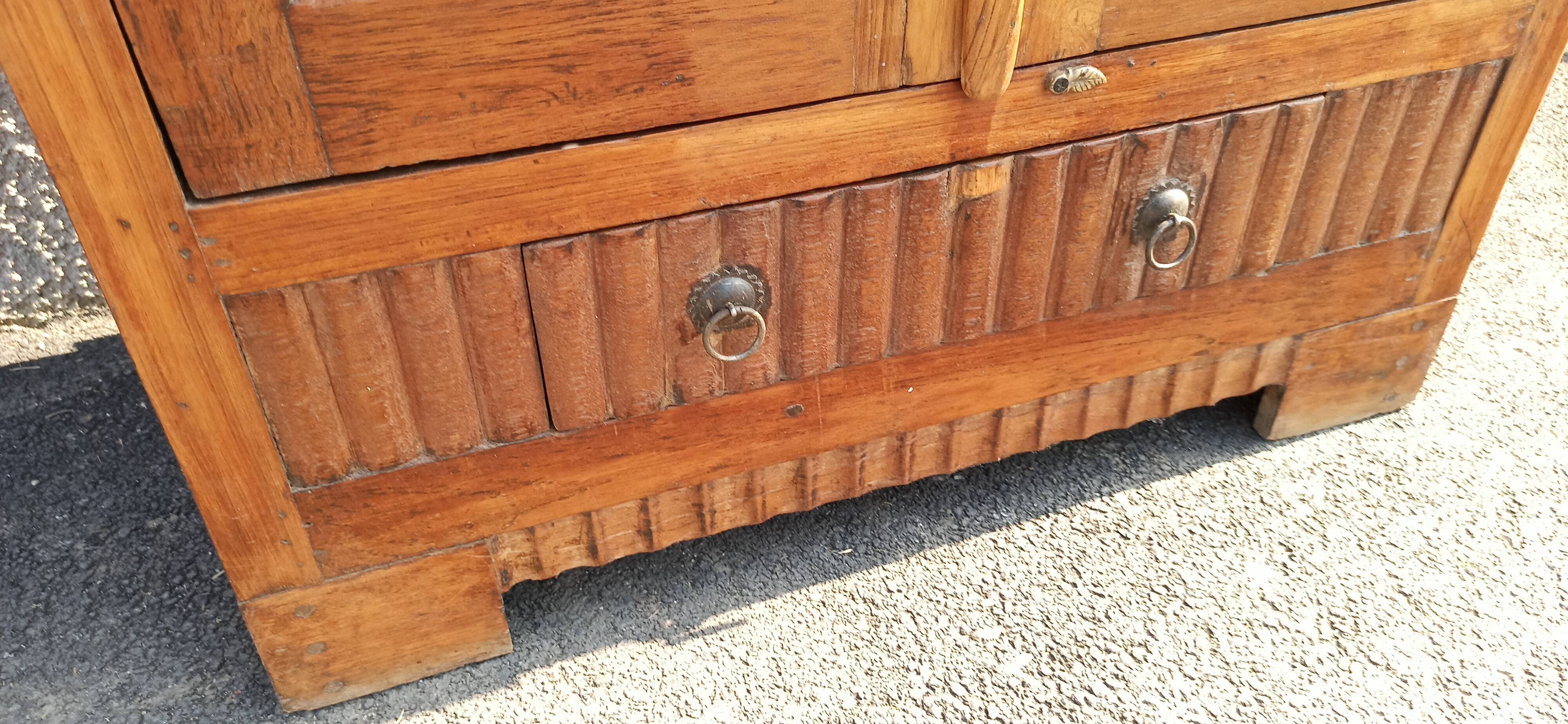 Armoire vitrée en teck deux portes et un tiroir