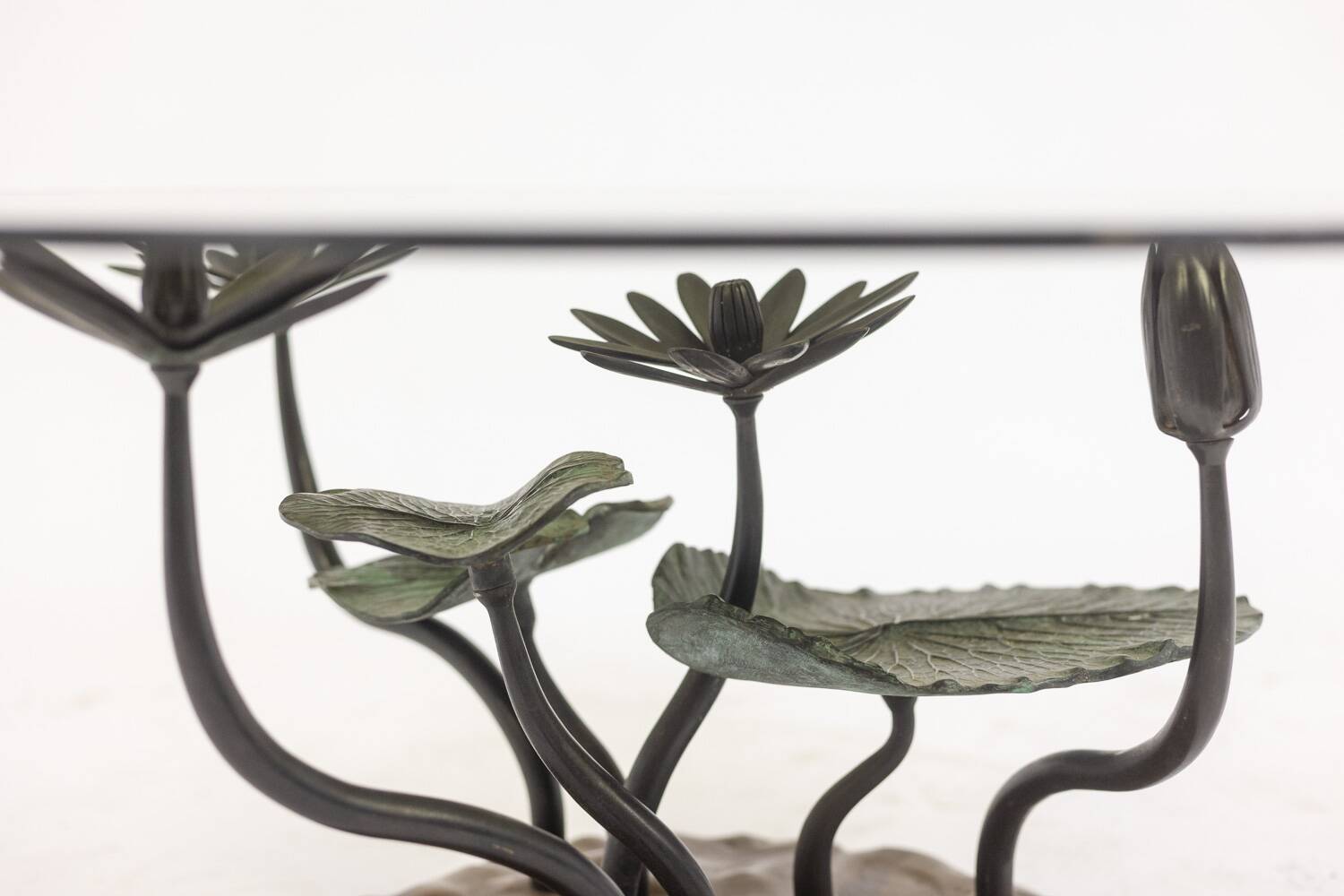 Table basse nénuphar en bronze à deux patines, années 1970