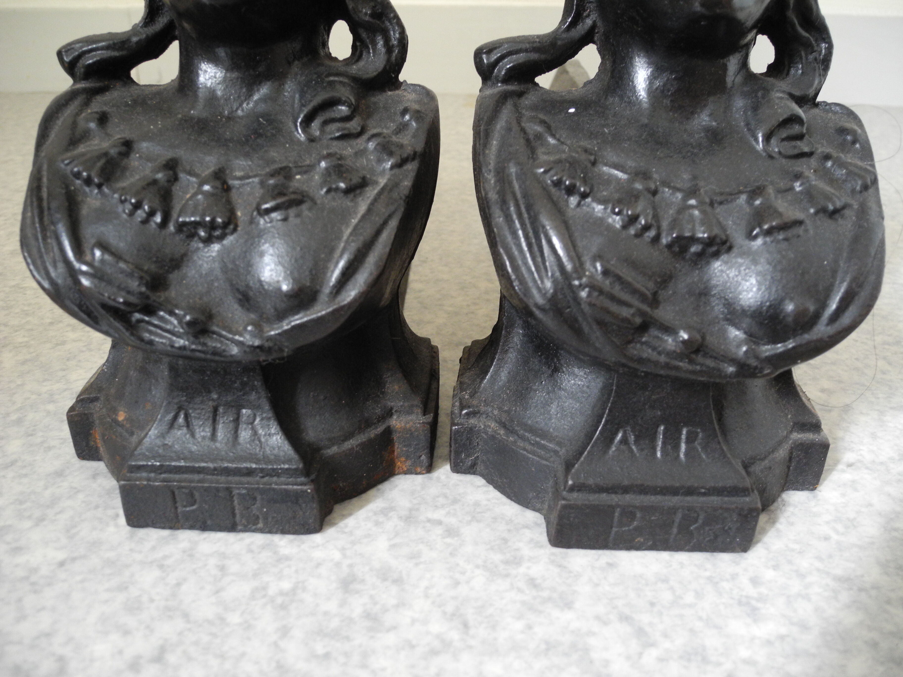 Paire chenets anciens fonte "air" cheminée antique andirons