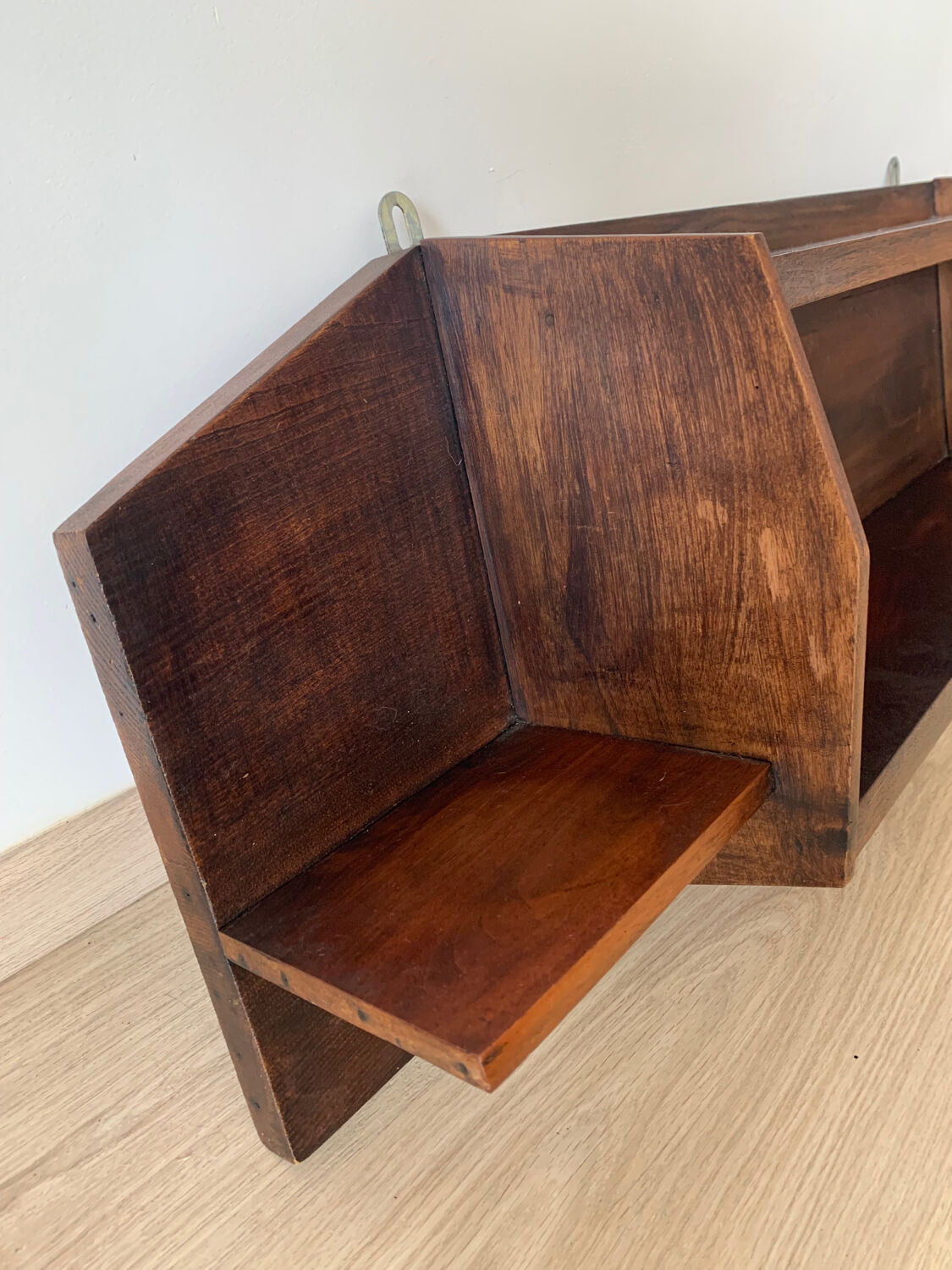 Wall shelf in wood