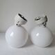 Duo d'appliques en opaline et porcelaine