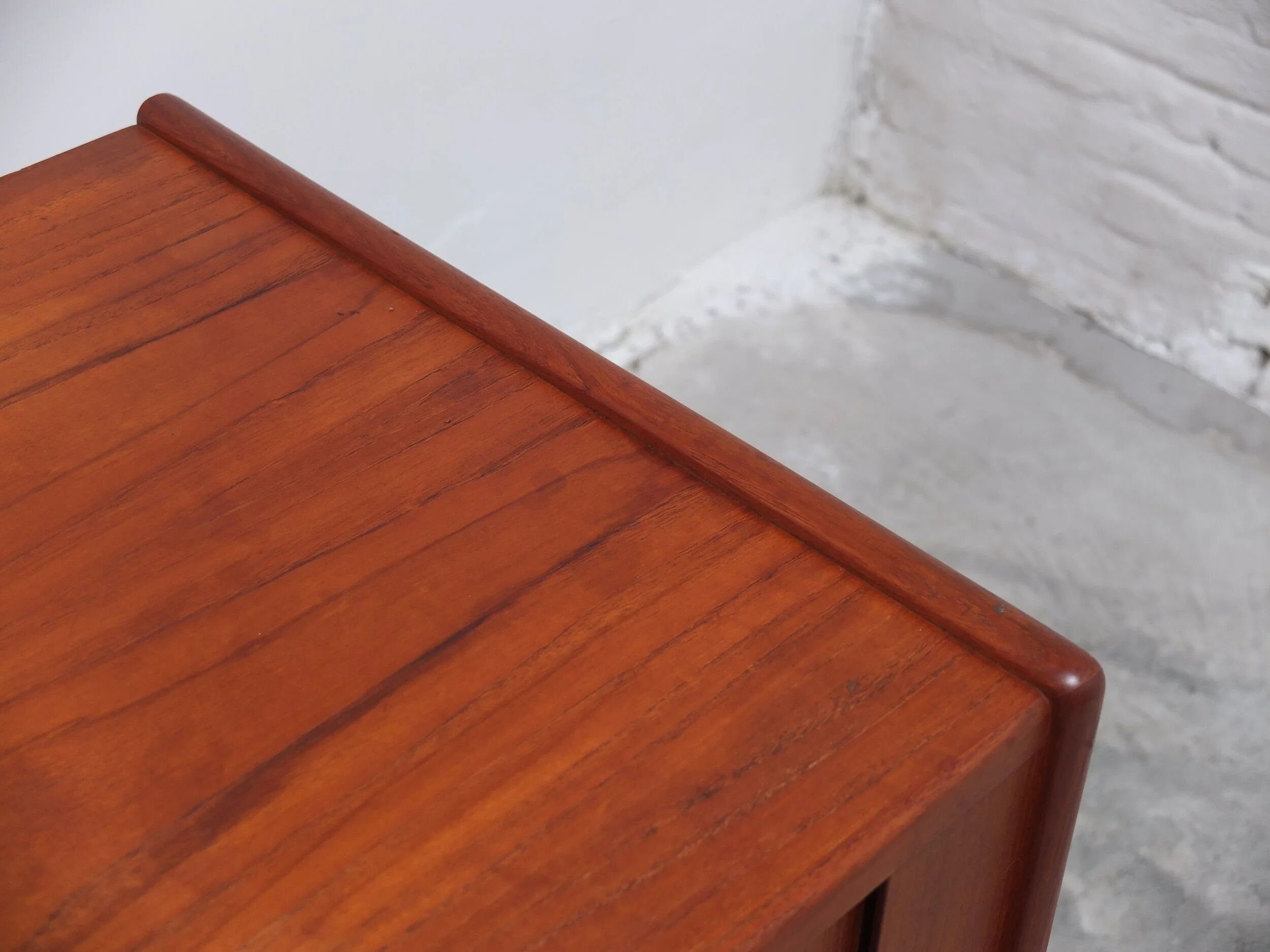 Buffet en teck danois avec portes tambour, années 1960.