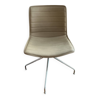 Arper chair design - Catifa 46 - central swivel