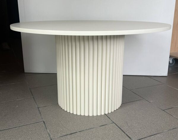 Table basse ronde cannelée beige clair