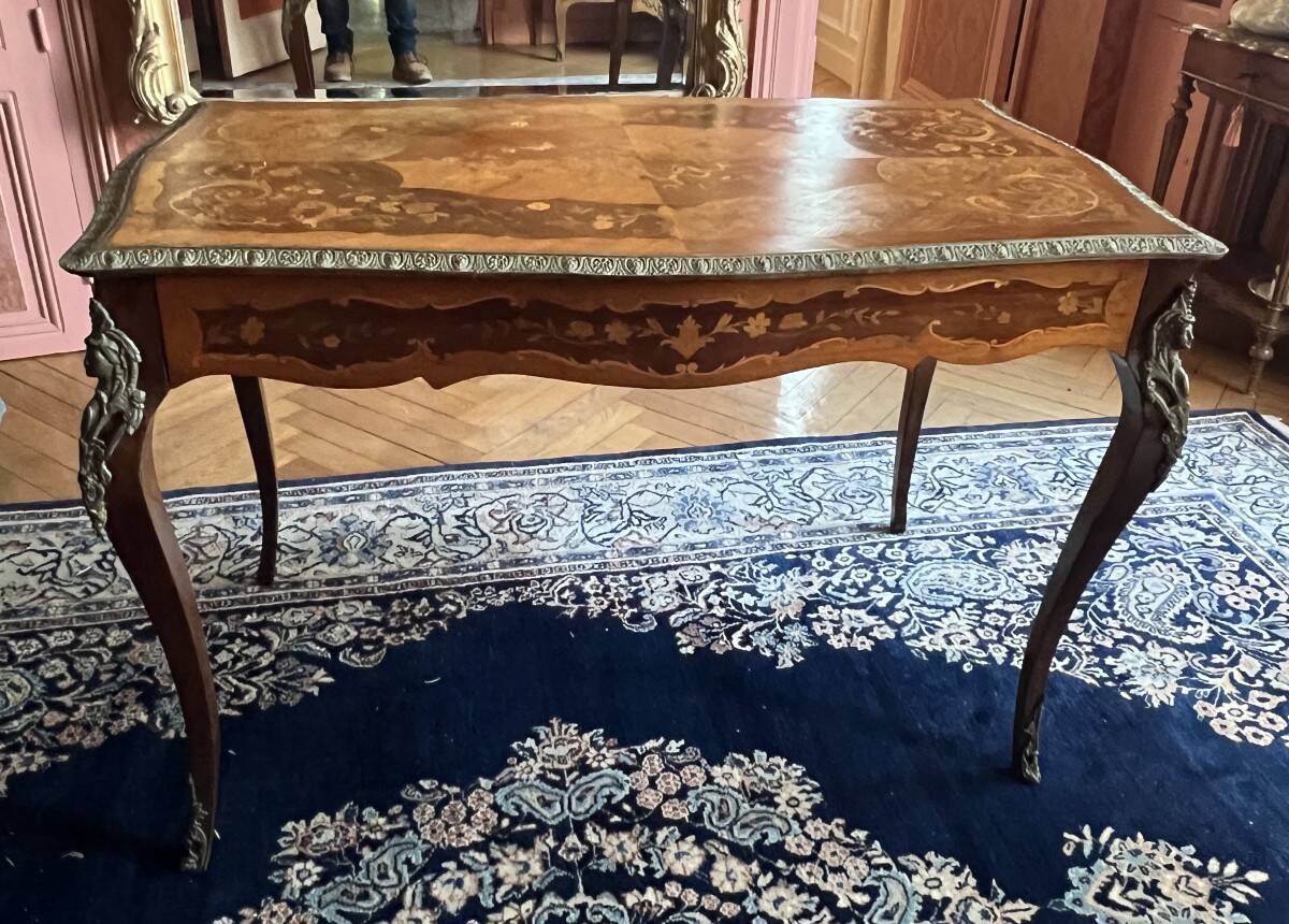 Desk, rosewood marquetry table, bronze ornaments dating from the late 19th century.