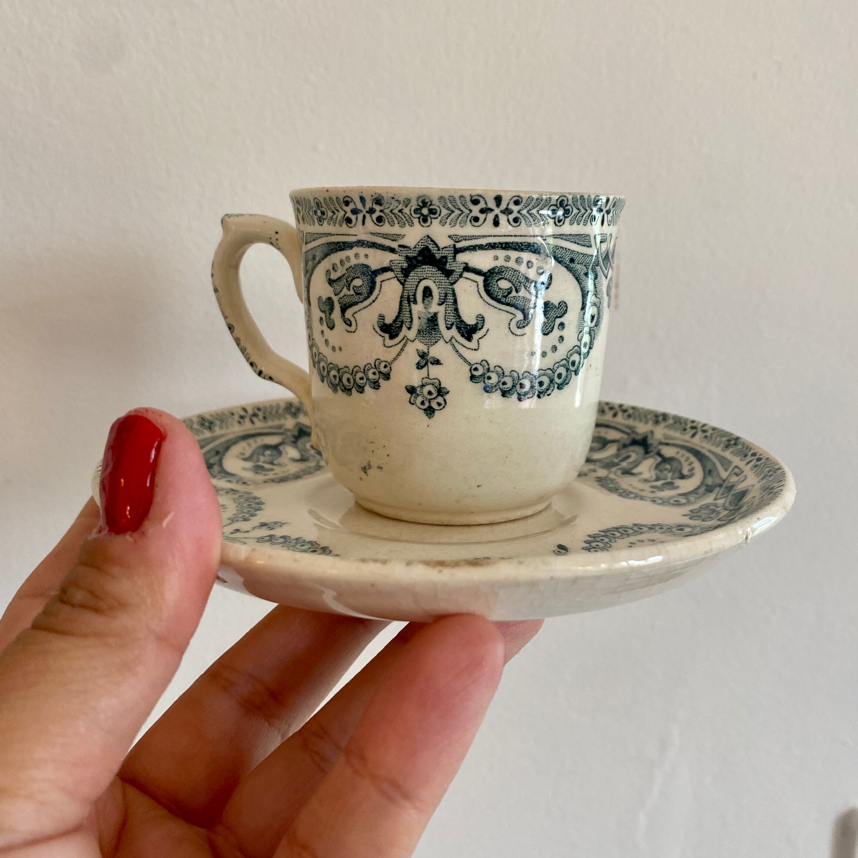 Tasse ancienne en terre de fer modèle guirlande de au planteur de caïffa