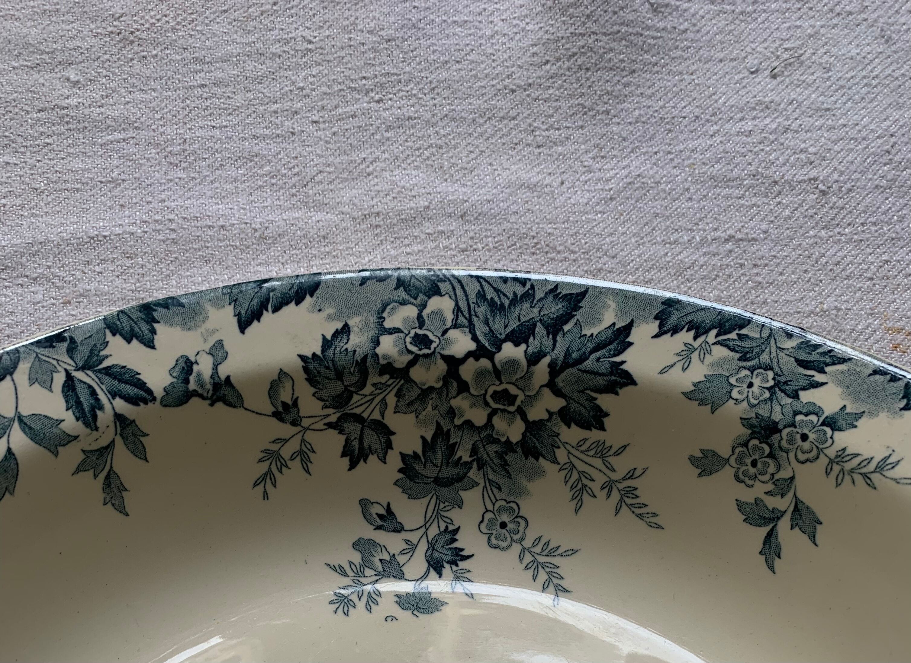 Round dishes in fine earthenware saint amand