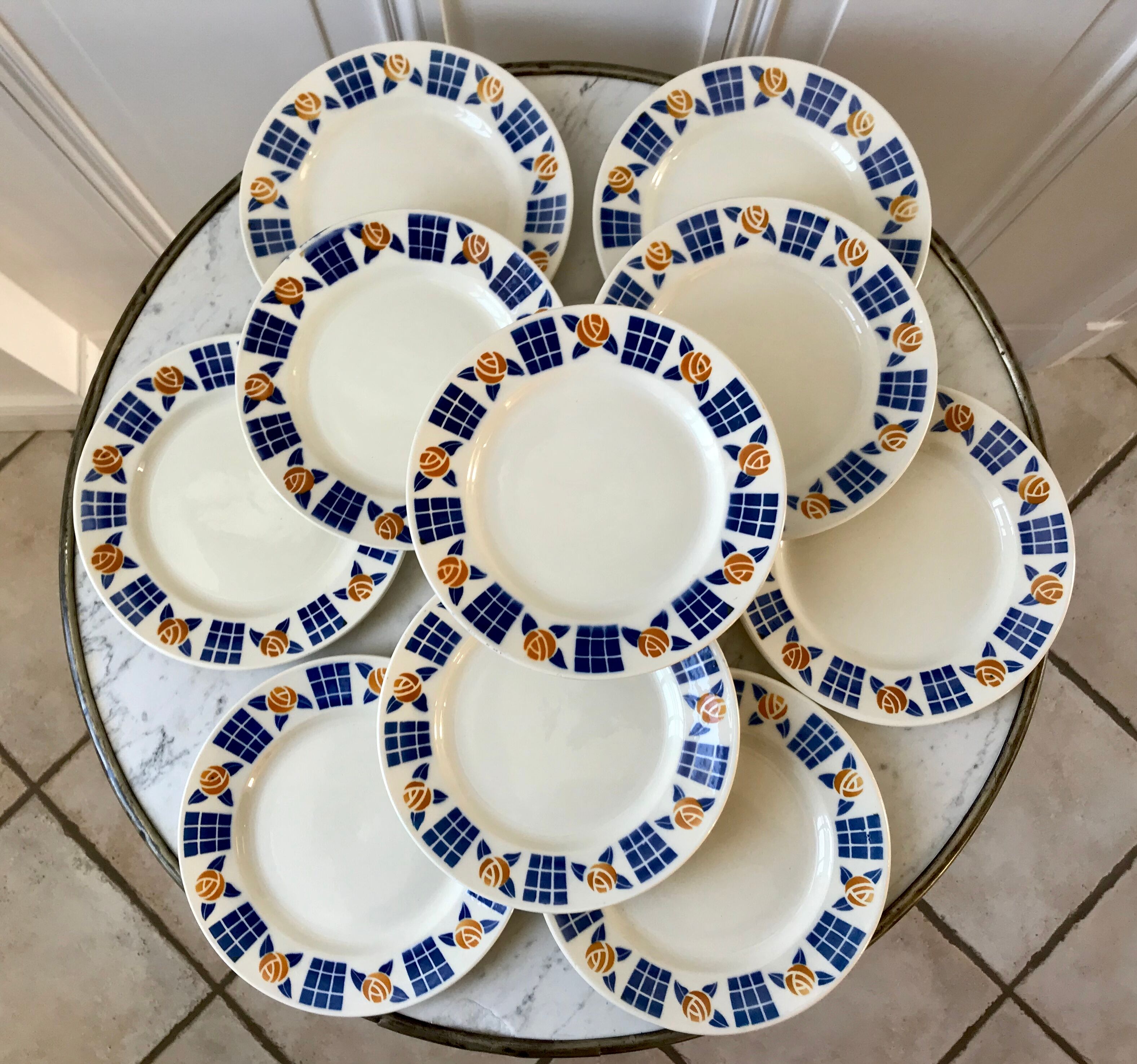 Badonviller dessert service consisting of a cake dish and 10 30s dessert plates