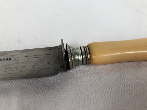 Série de douze couteaux anciens manches en os et lames acier