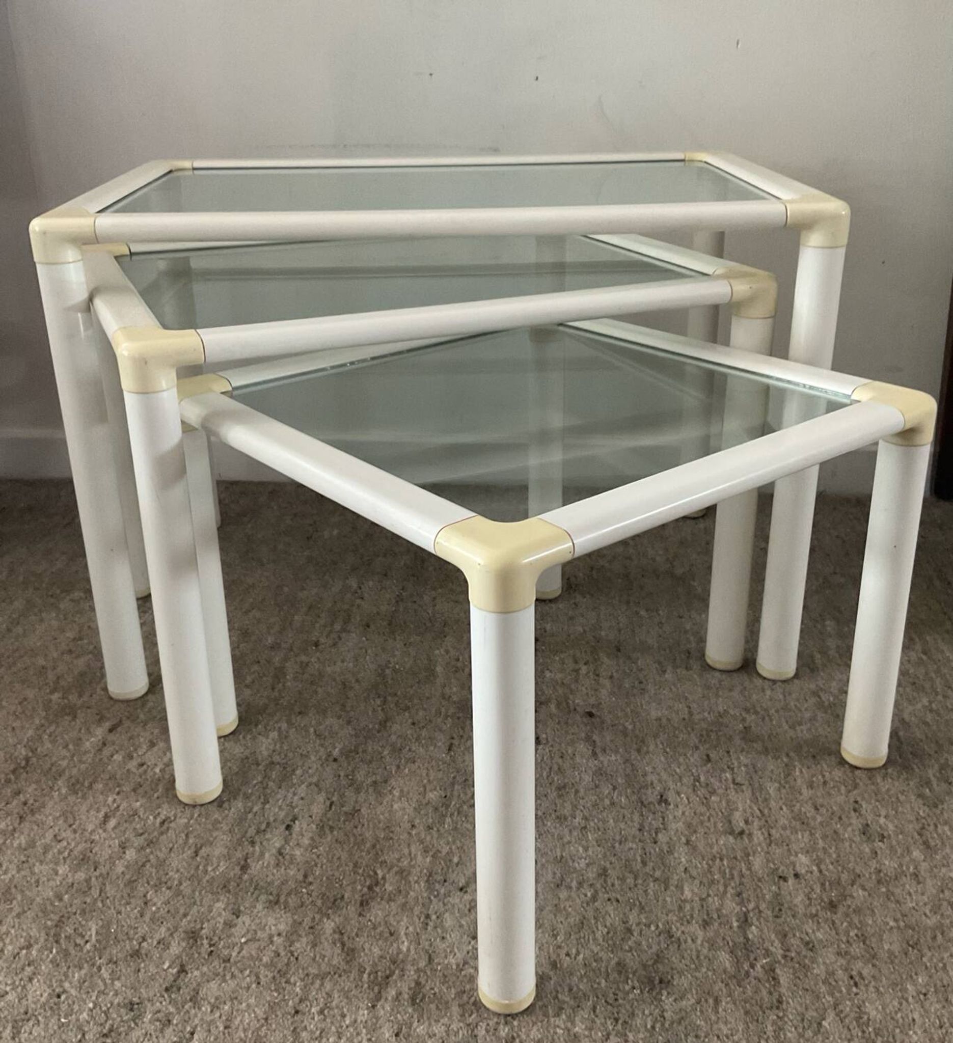 Trio de tables gigognes des années 70-80