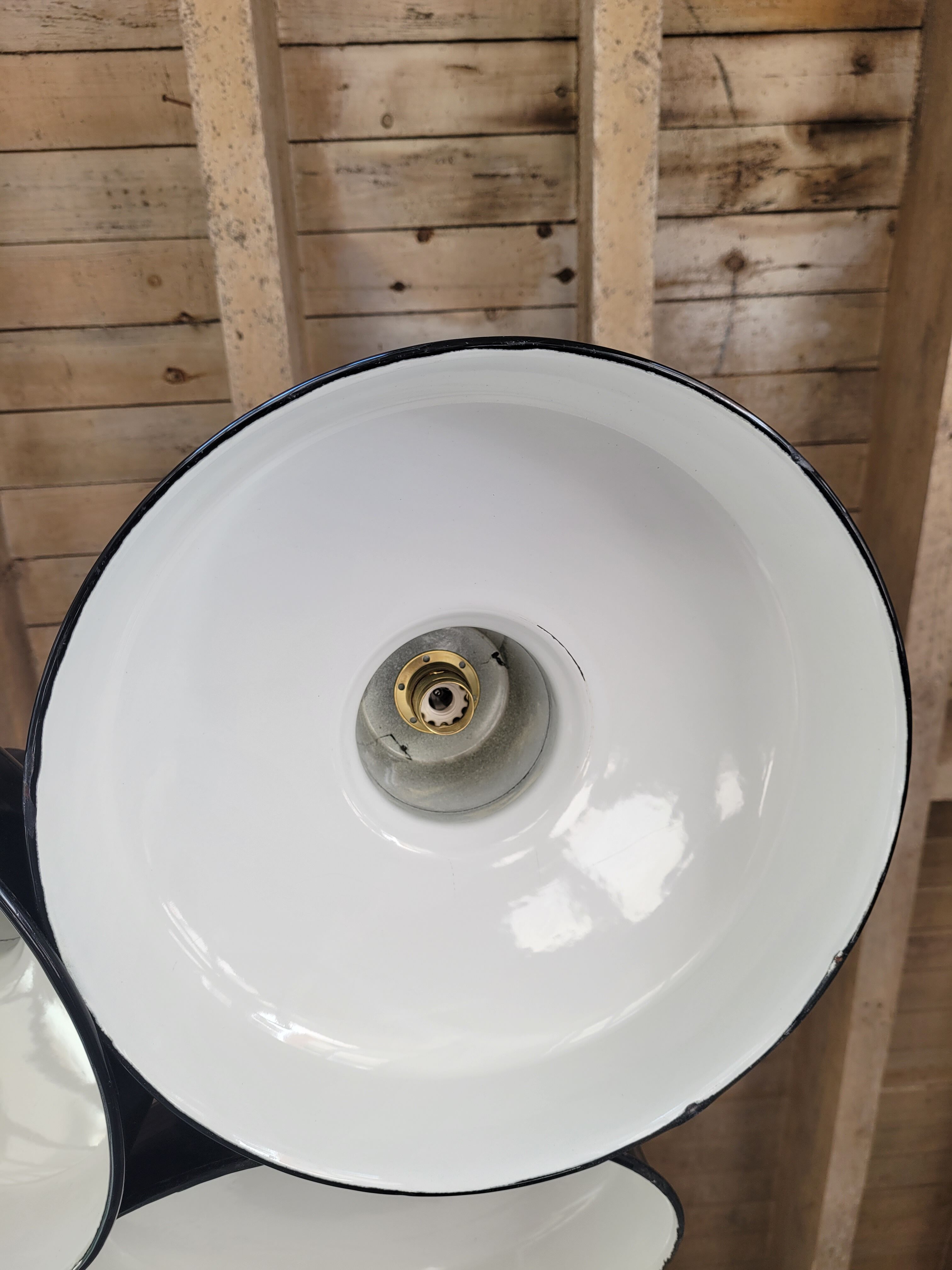 Trio of suspensions in enamelled sheet metal