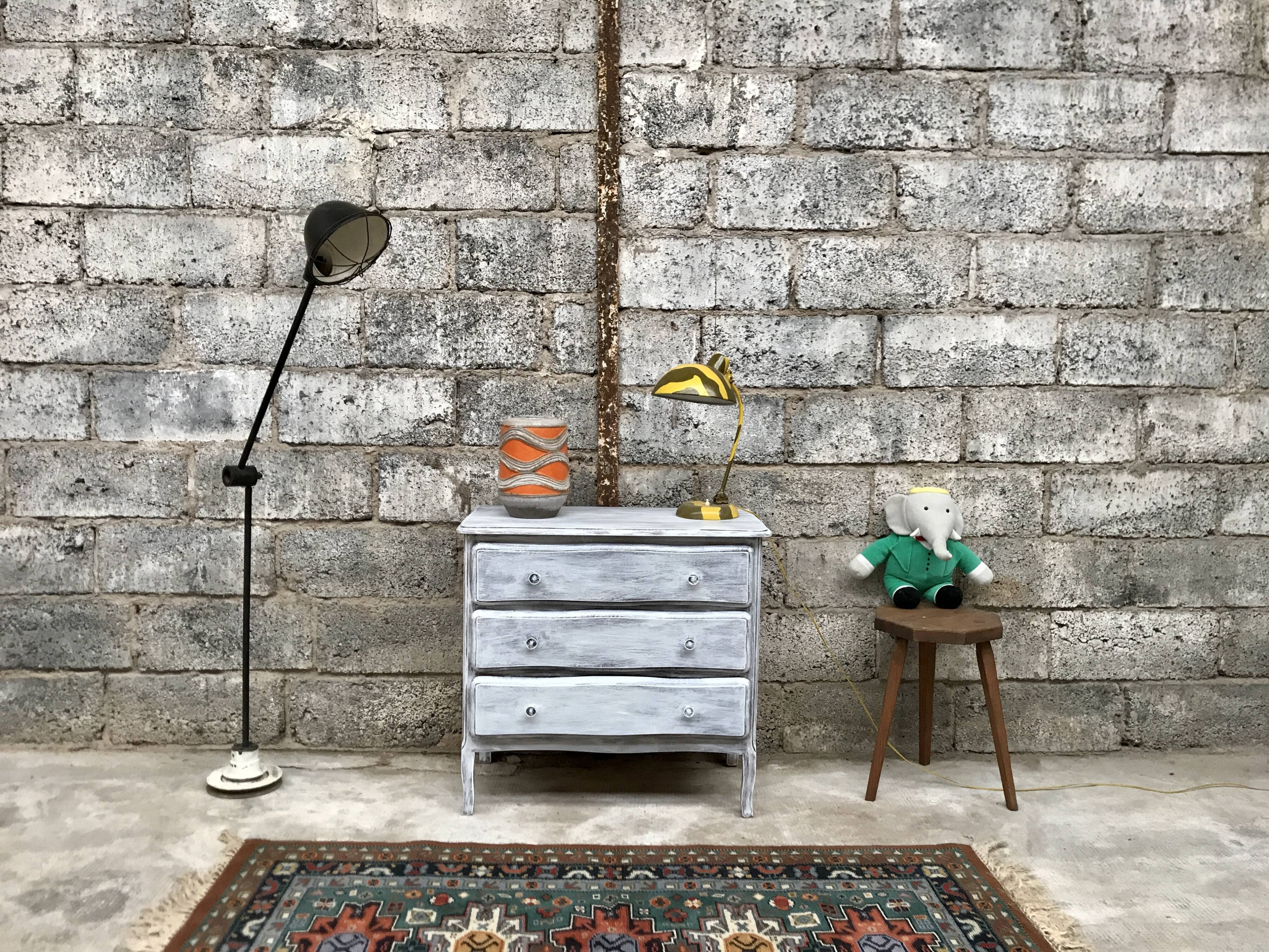 Commode en bois blanche et grise patinée vintage années 70