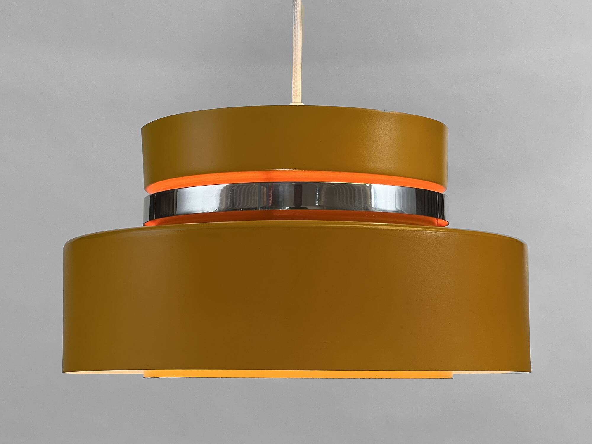 Suspension jaune foncé par Carl Thore pour Granhaga. Suède années 1970