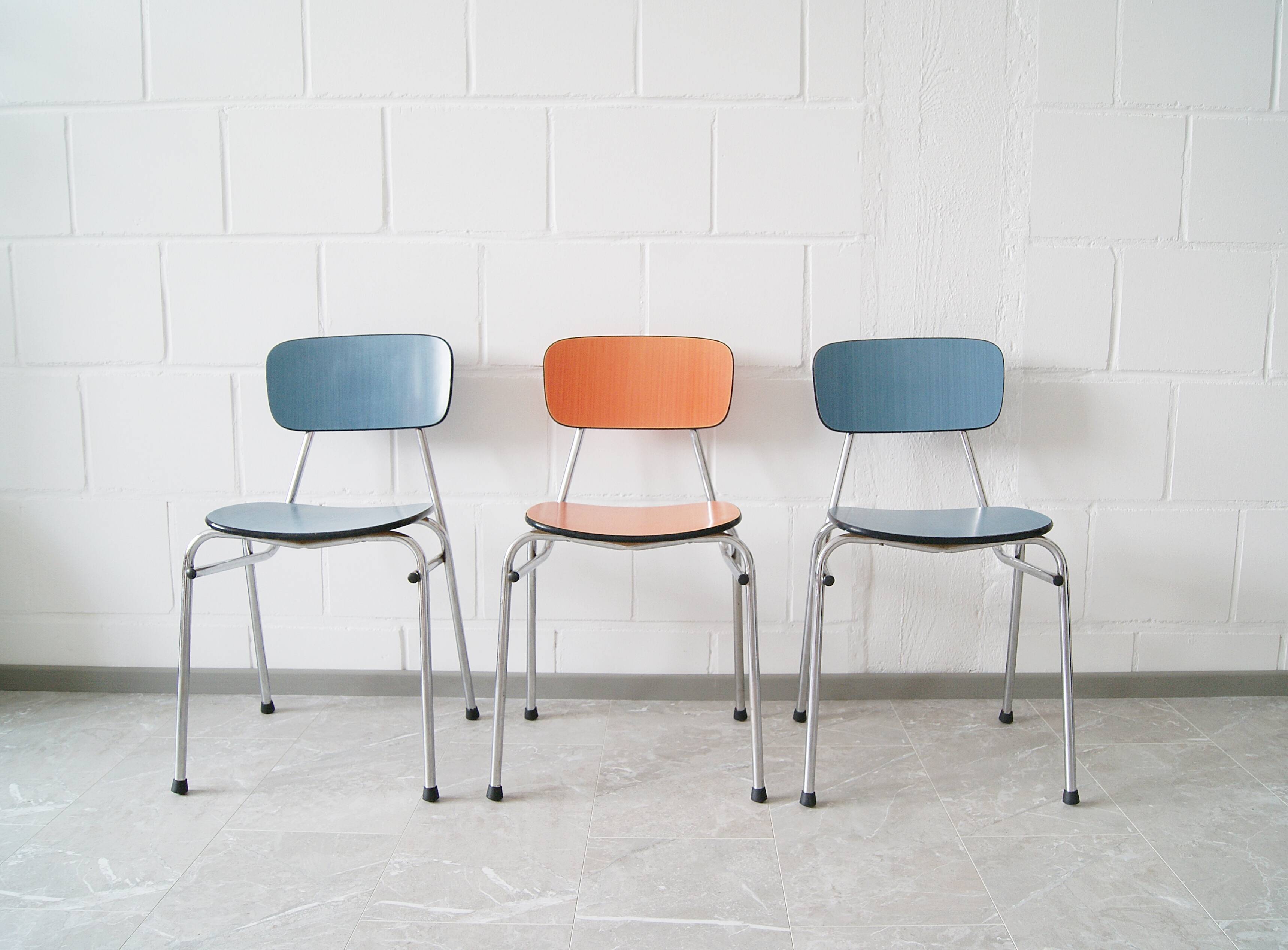 Chaise formica en rouge et bleu, chaises de cuisine et empilables
