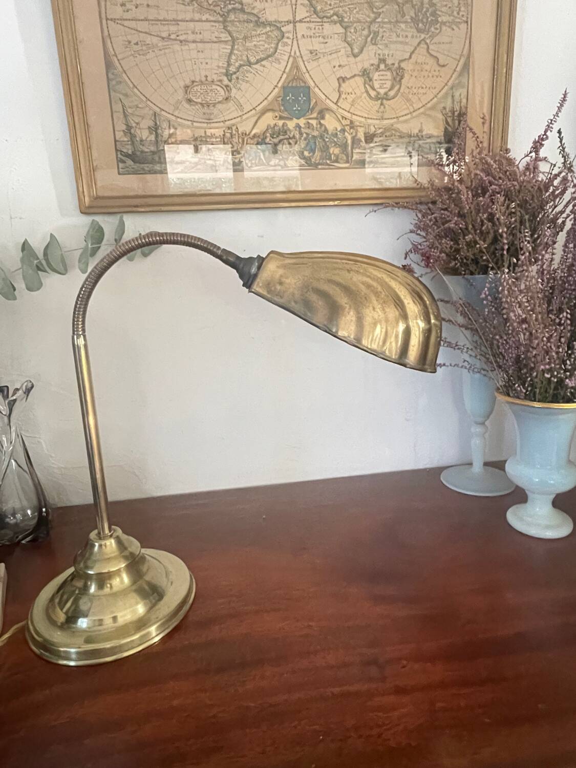 Flexible brass shell lamp