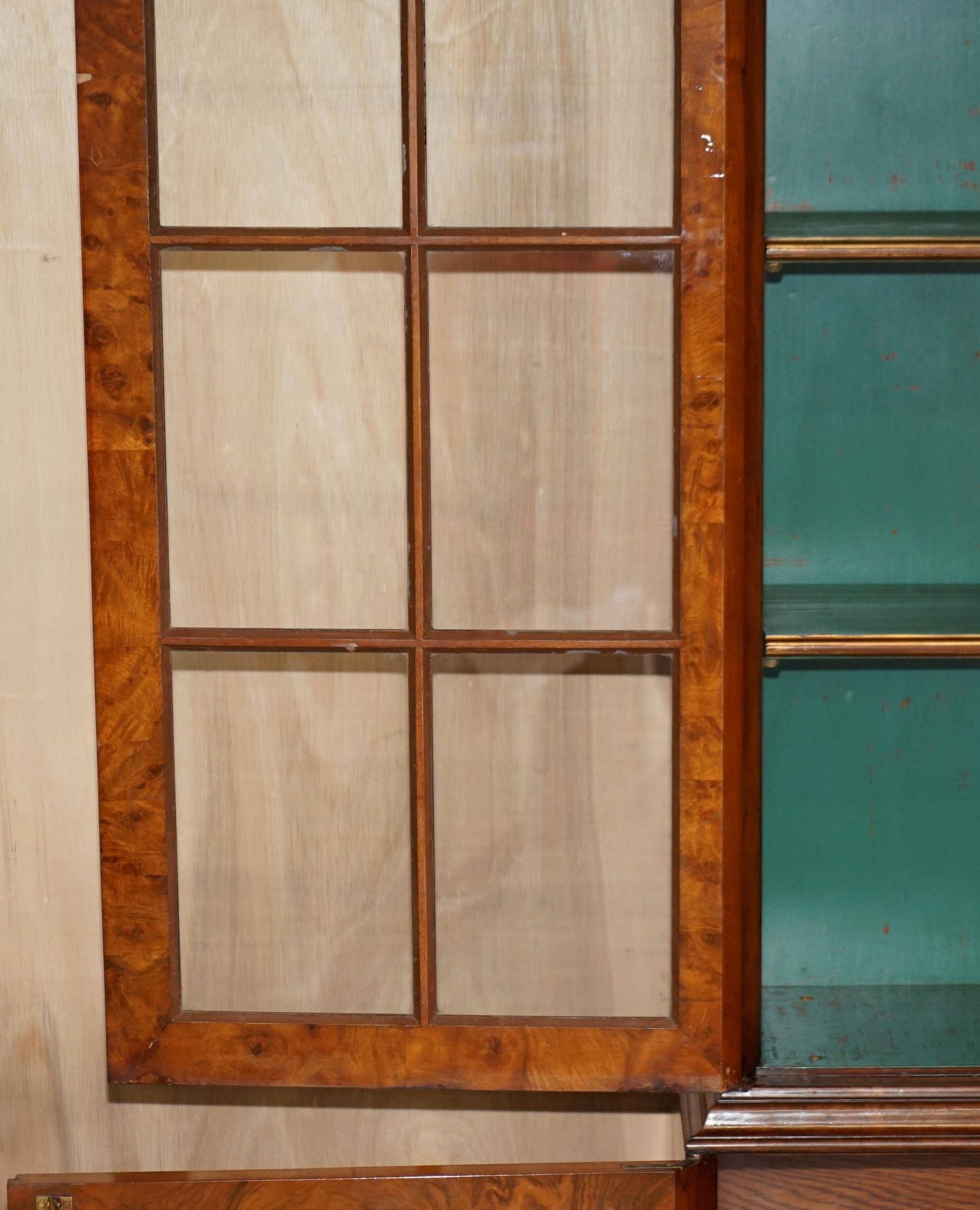 Bibliothèque victorienne en noyer loupe avec portes vitrées gothiques