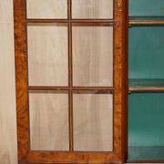 Bibliothèque victorienne en noyer loupe avec portes vitrées gothiques