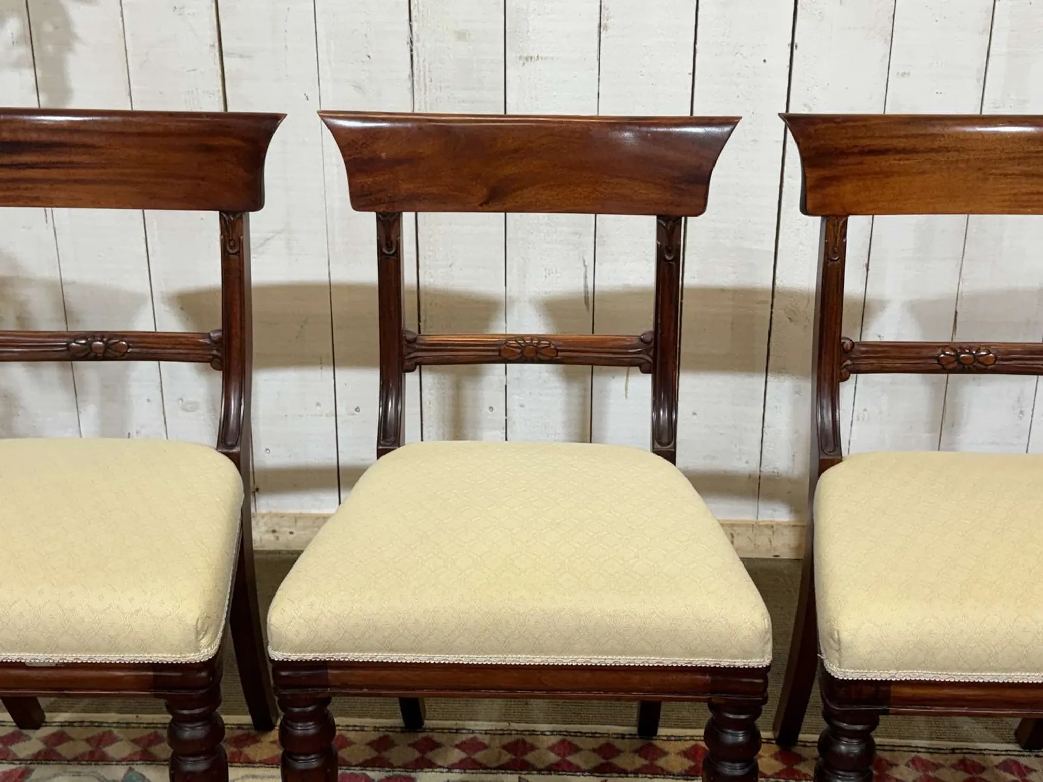 Set of 2 armchairs and 6 English mahogany chairs from the 1950s.
