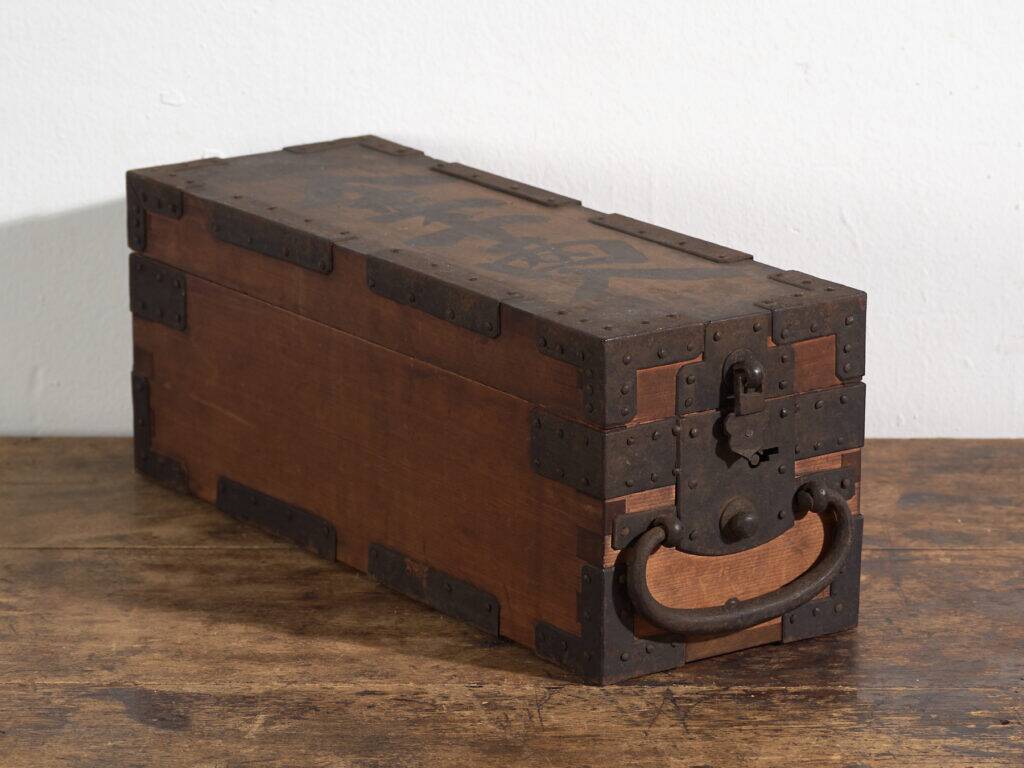 Coffre japonais ancien en bois avec ferrures et serrure – période Meiji (c.1880–1910)