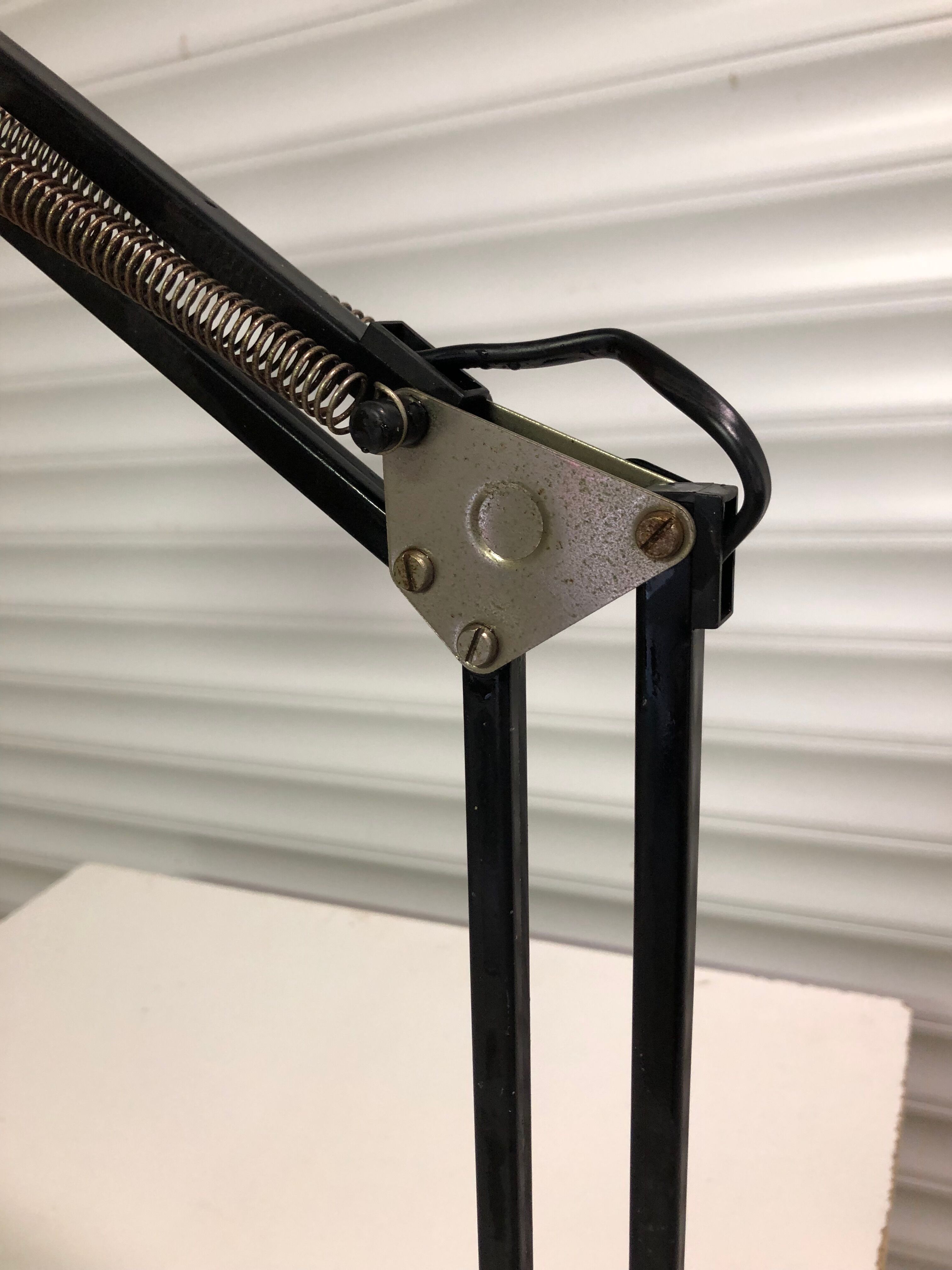 Articulated desk lamp vice clamp
