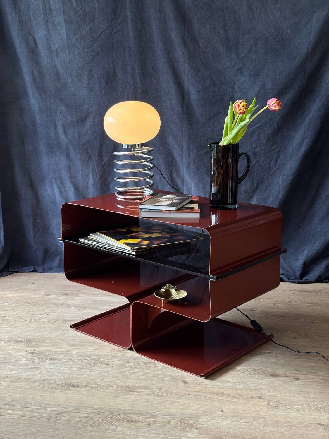 Table d’appoint, metal et verre fumé selon François Monnet