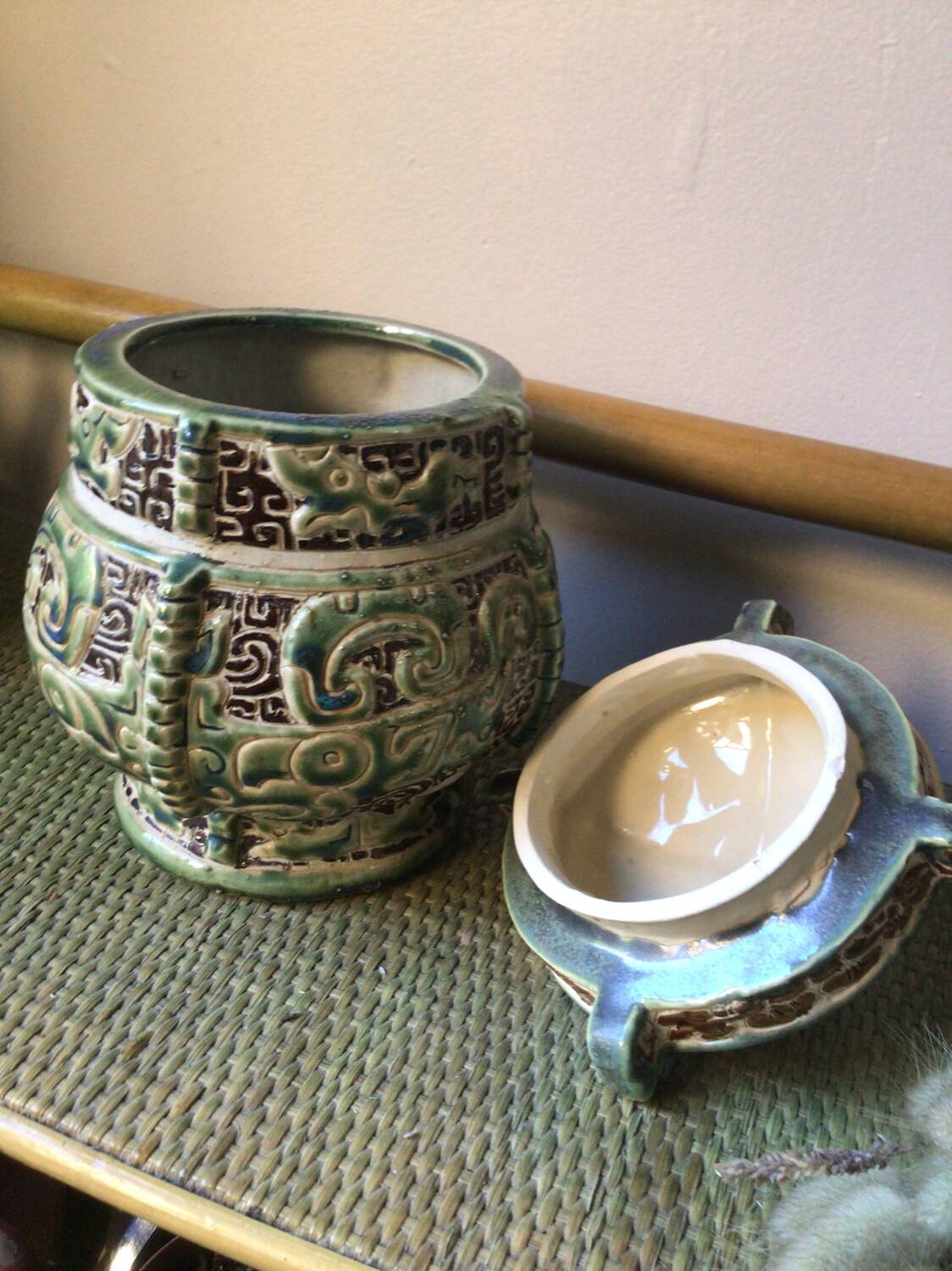 Stoneware pot with Asian decor