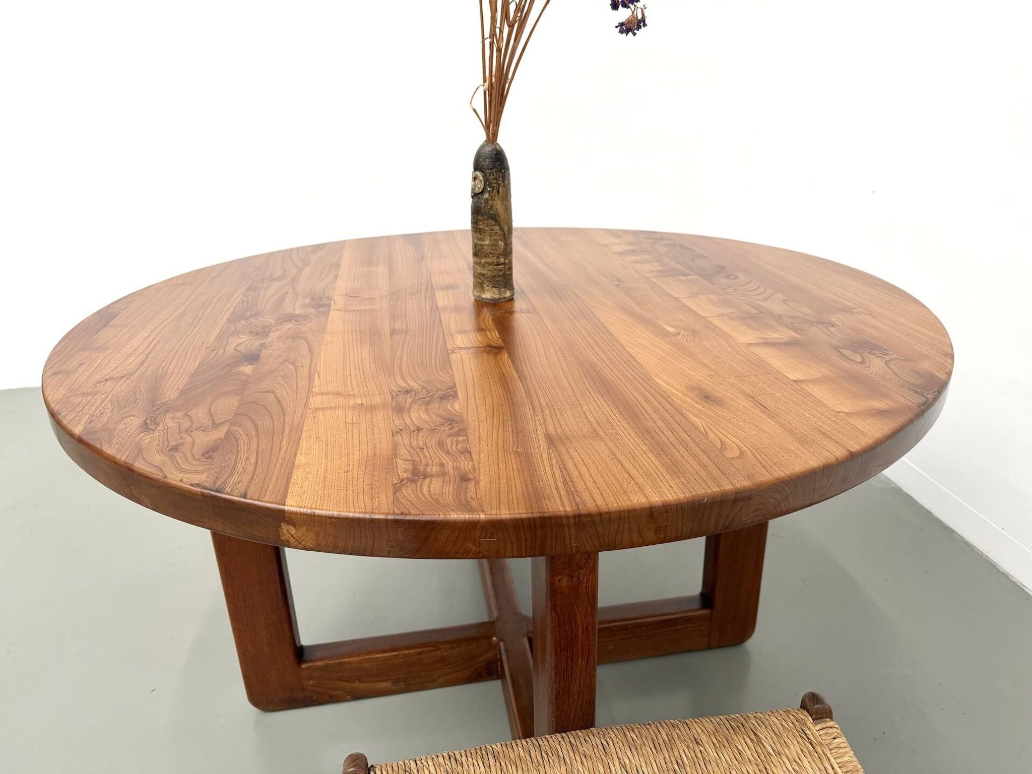 Table ronde moderniste en orme massif, piètement croisé